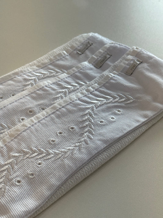 Kit Fralda de Ombro + Fraldinha Boca Bebê Luxo Bordadas Ramos Branco - Roana