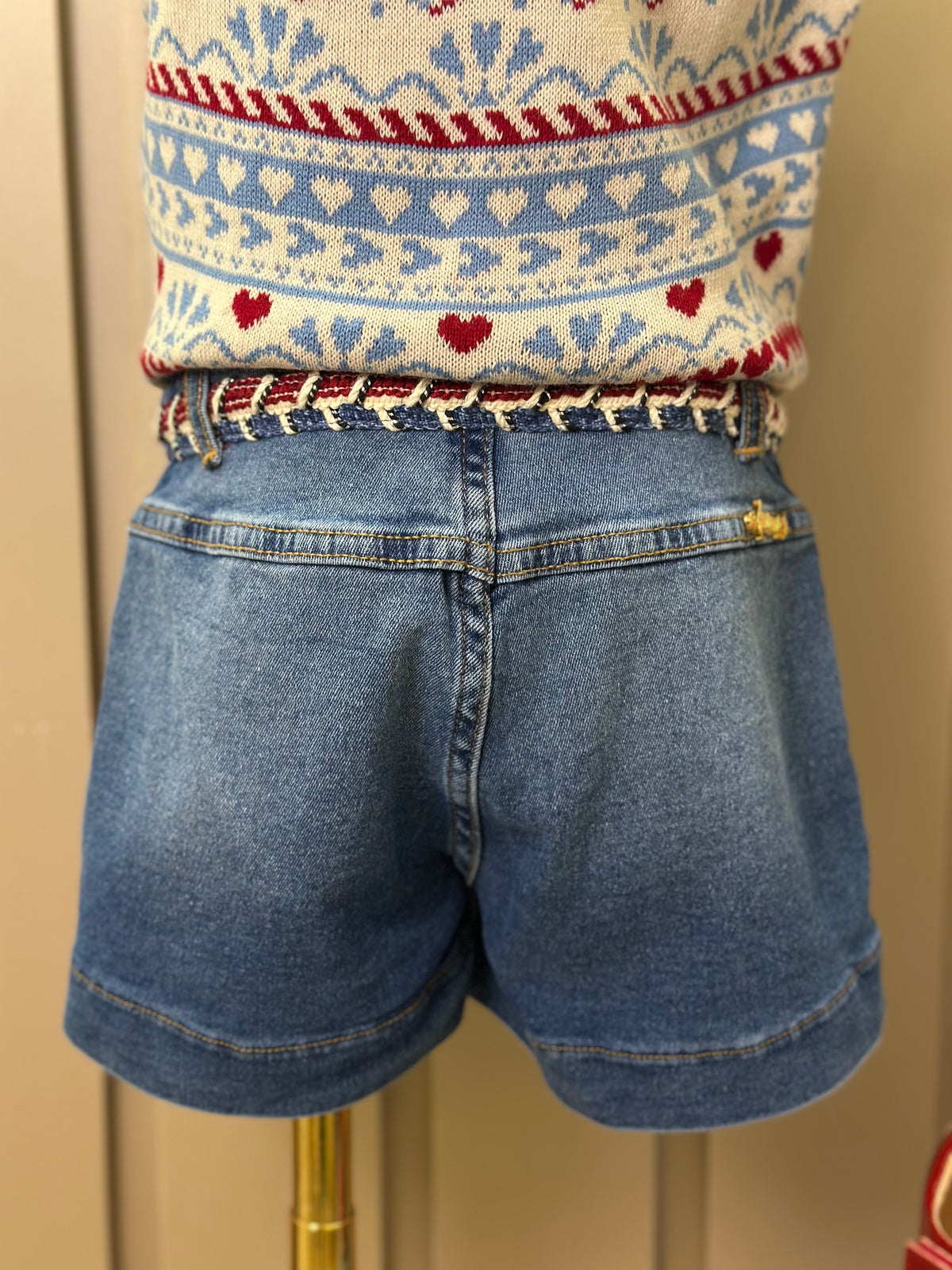 Conjunto Infantil Conceito Colete Tricot Corações e Shorts-saia Jeans Cós Bordado - Animê