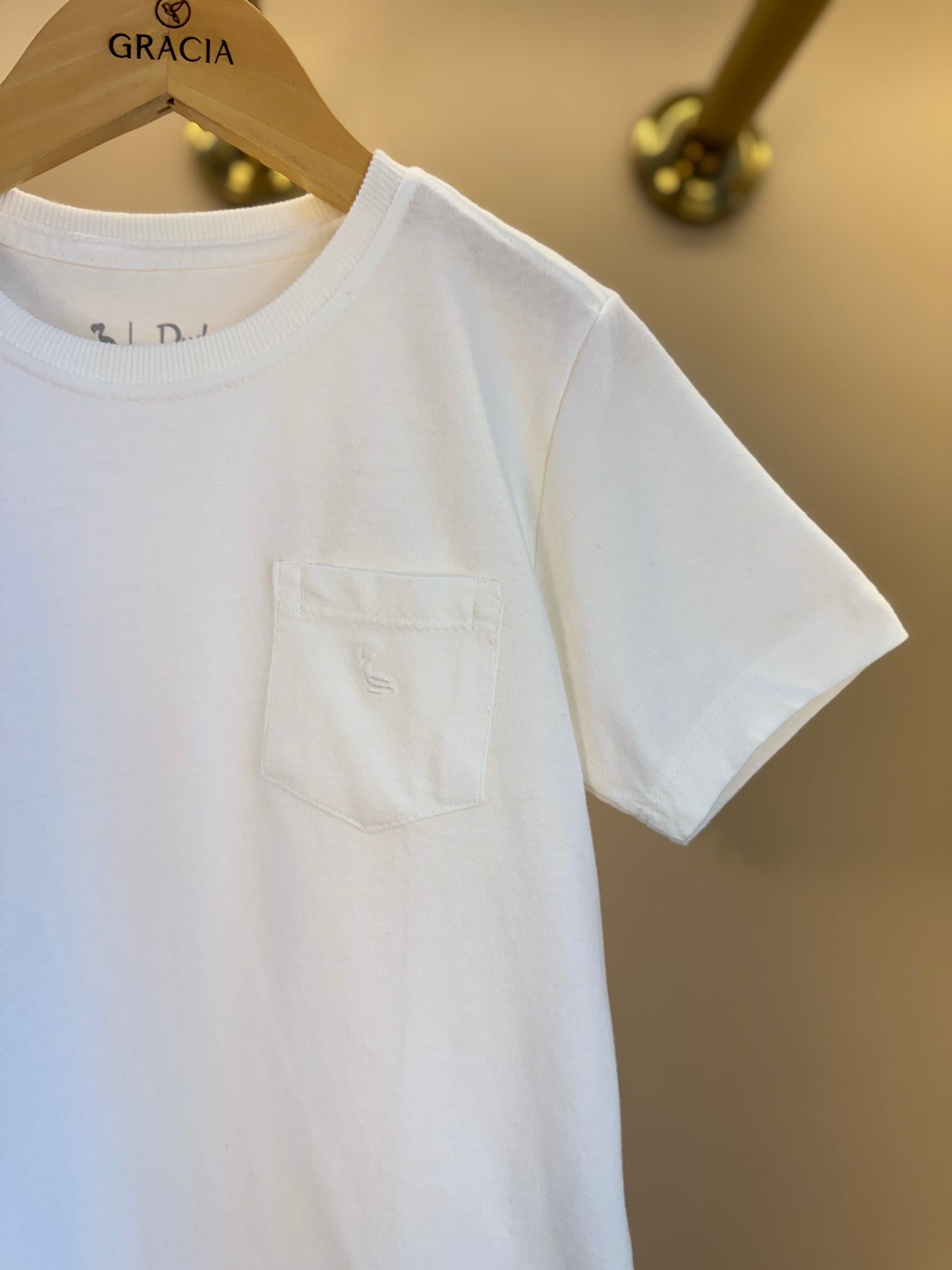Camiseta Infantil Bolso Algodão MC Off White - Dudes