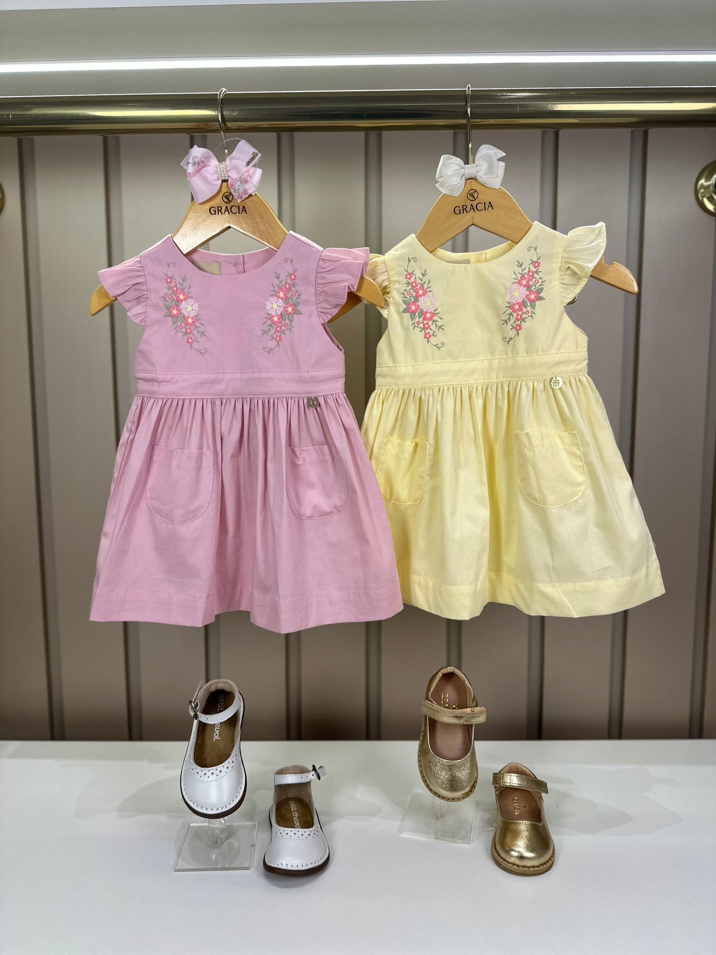 Vestido Bebê Algodão Rodado Bolsos e Bordado Floral Amarelo Claro - Um Mais Um