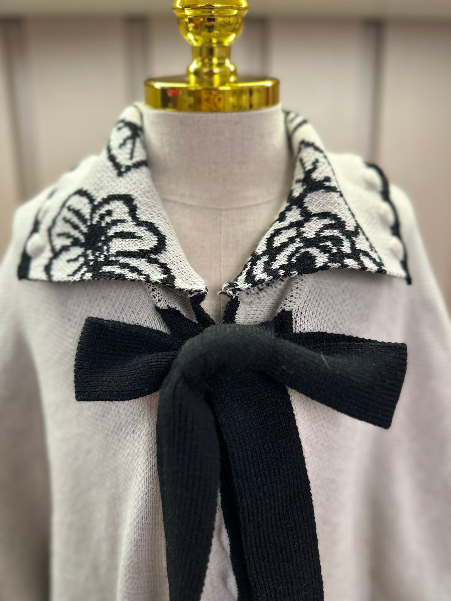 Conjunto Infantil Poncho Conceito Cru e Flores e Laço Preto e Calça Essentials Couro Tech Preta - Animê