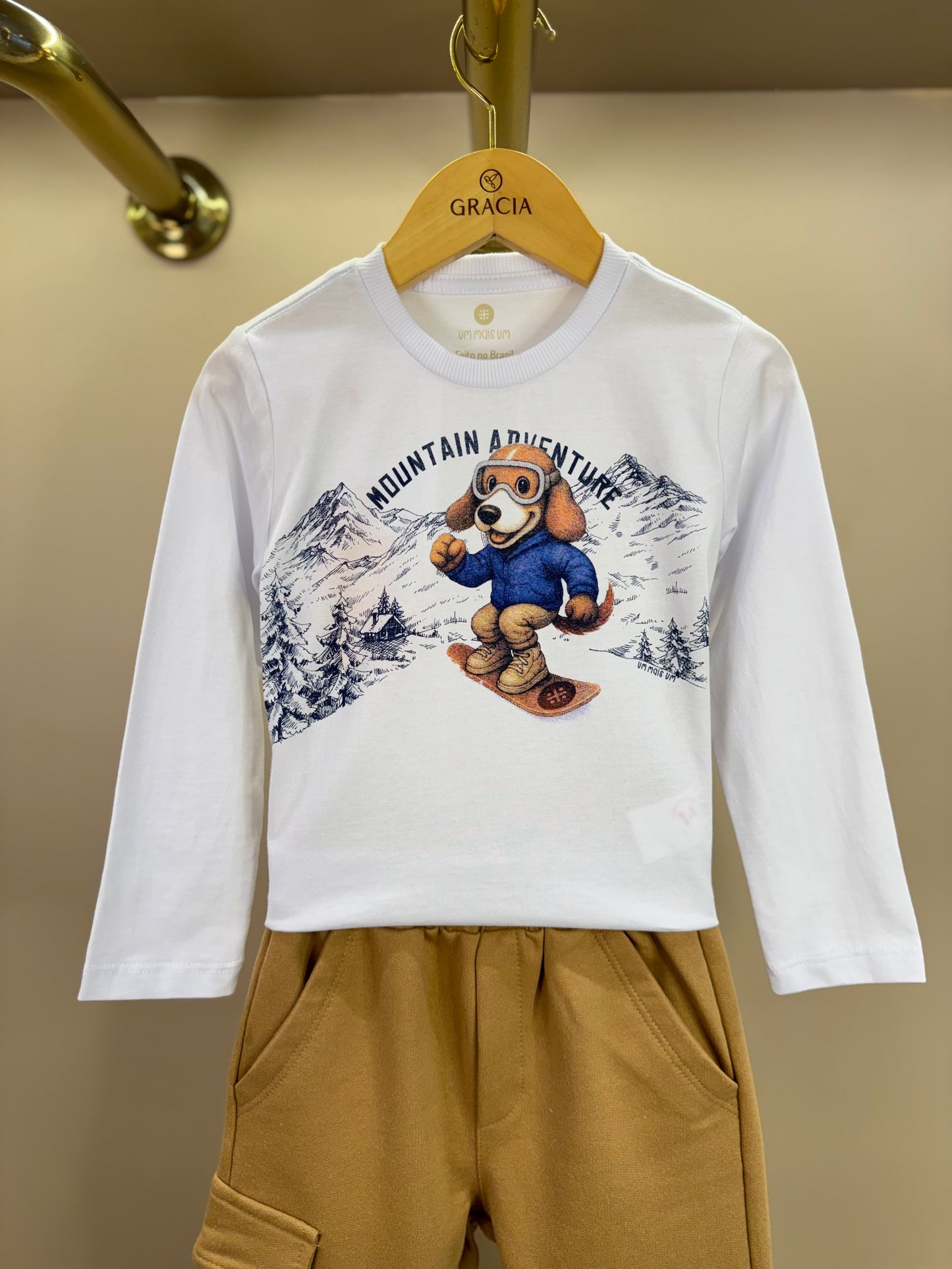 Conjunto Bebê Camiseta ML Ursinho Ski e Calça Moletom Cargo Bege - Um Mais Um