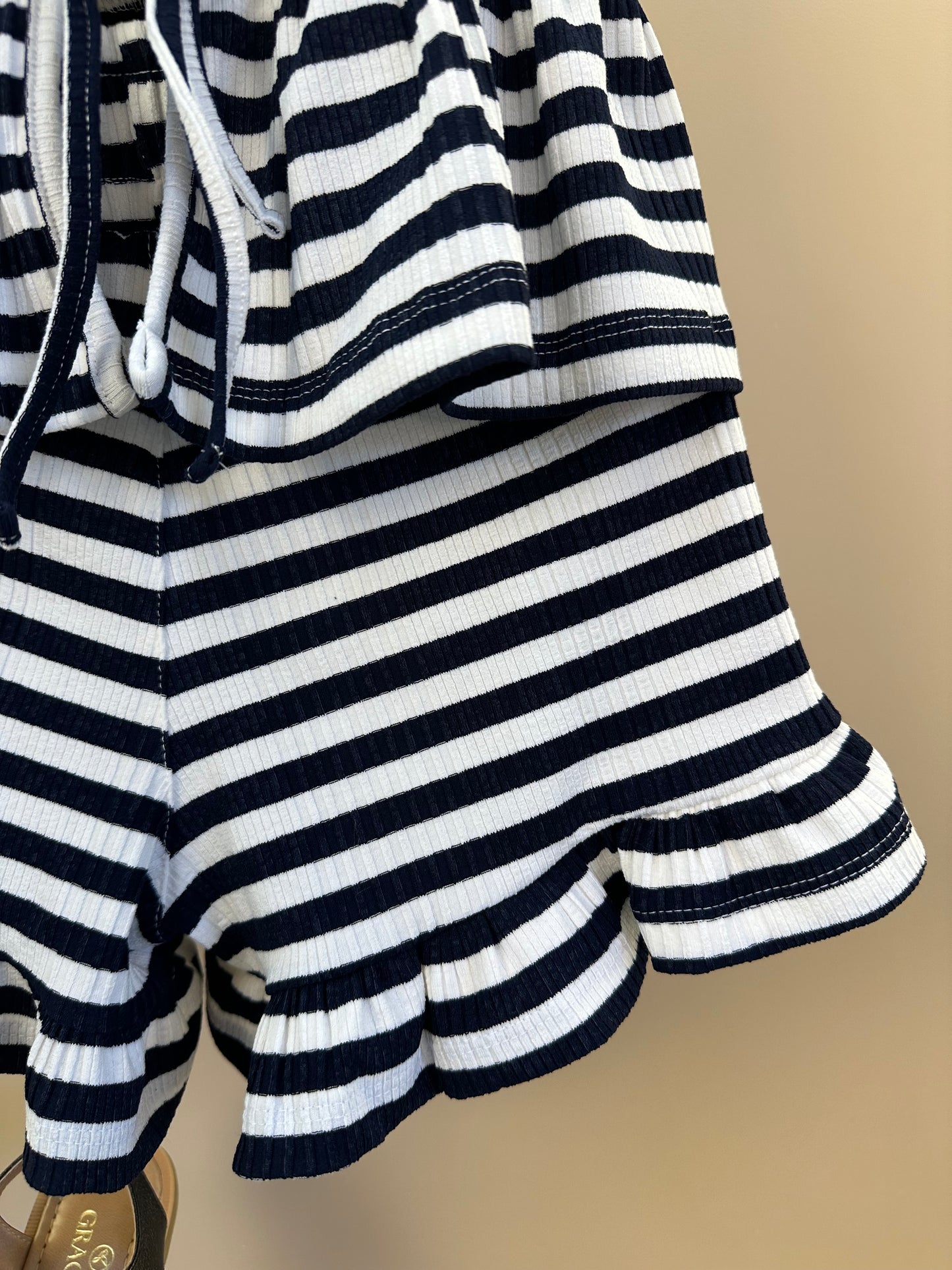 Conjunto Infantil Blusa Malha Listrada Com Amarração Nas Costas e Shorts Com Babadinho- Luluzinha