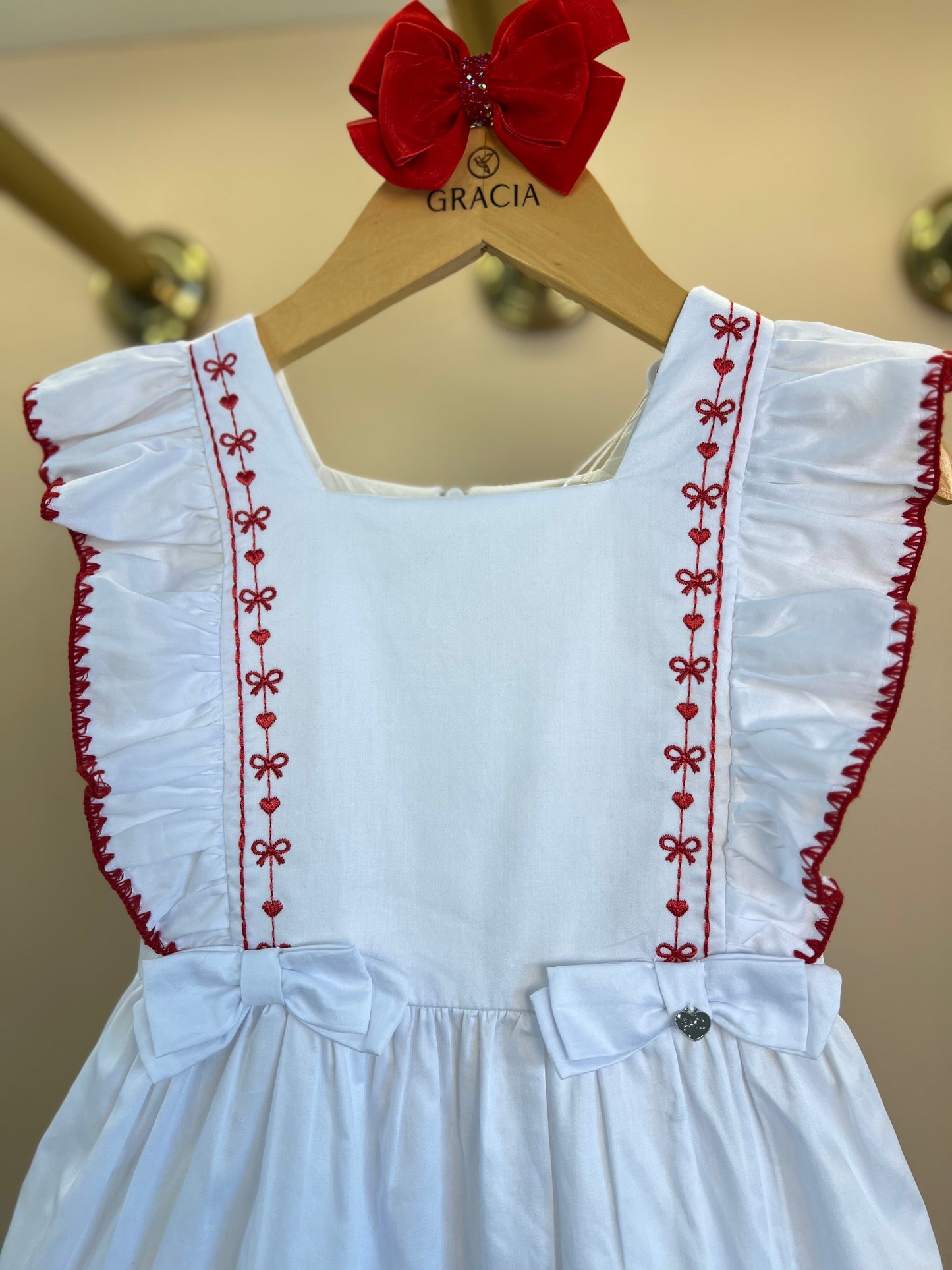 Vestido Infantil Branco Bordado Vermelho - Petit Cherie