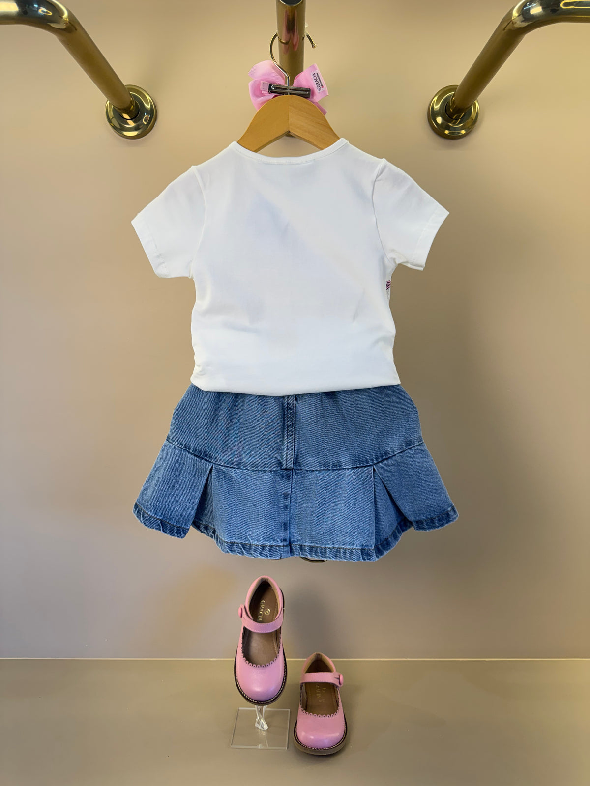 Conjunto Infantil Blusa Hello Kitty Bordado e Saia Jeans Pregas Com Pingente - Momi