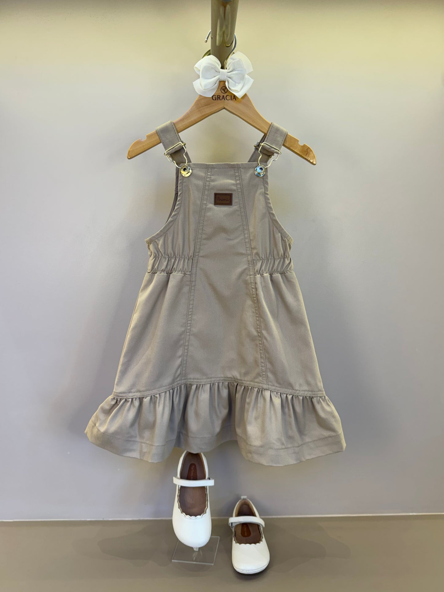 Salopete Infantil Sarja Bege com Camisa Gola Rendada Off White - Animê Petite