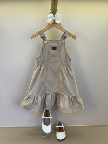 Salopete Infantil Sarja Bege com Camisa Gola Rendada Off White - Animê Petite