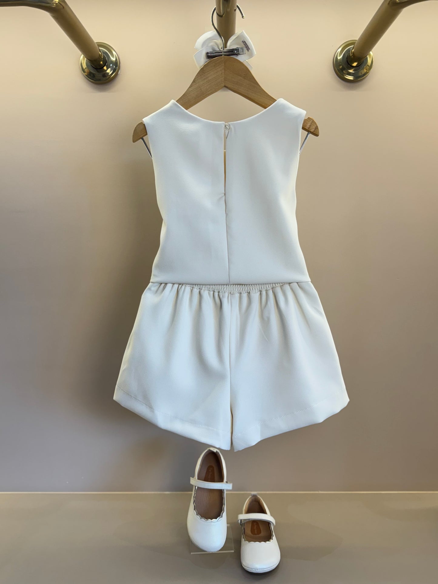 Conjunto Infantil Alfaiataria Laços Colete e Saia Bege - Petit Cherie