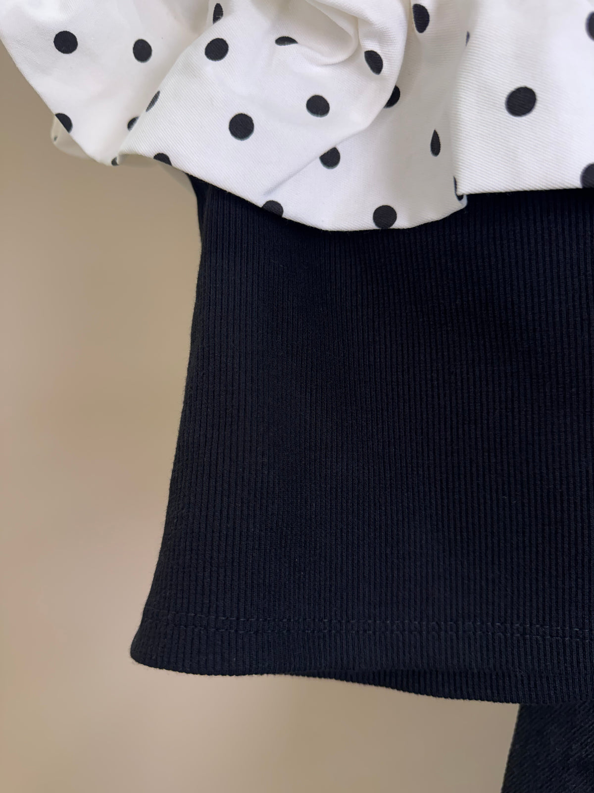 Conjunto Teen Blusa Cropped Ombro a Ombro com Babado Poá e Calça Jeans Cargo Preta – Authoria