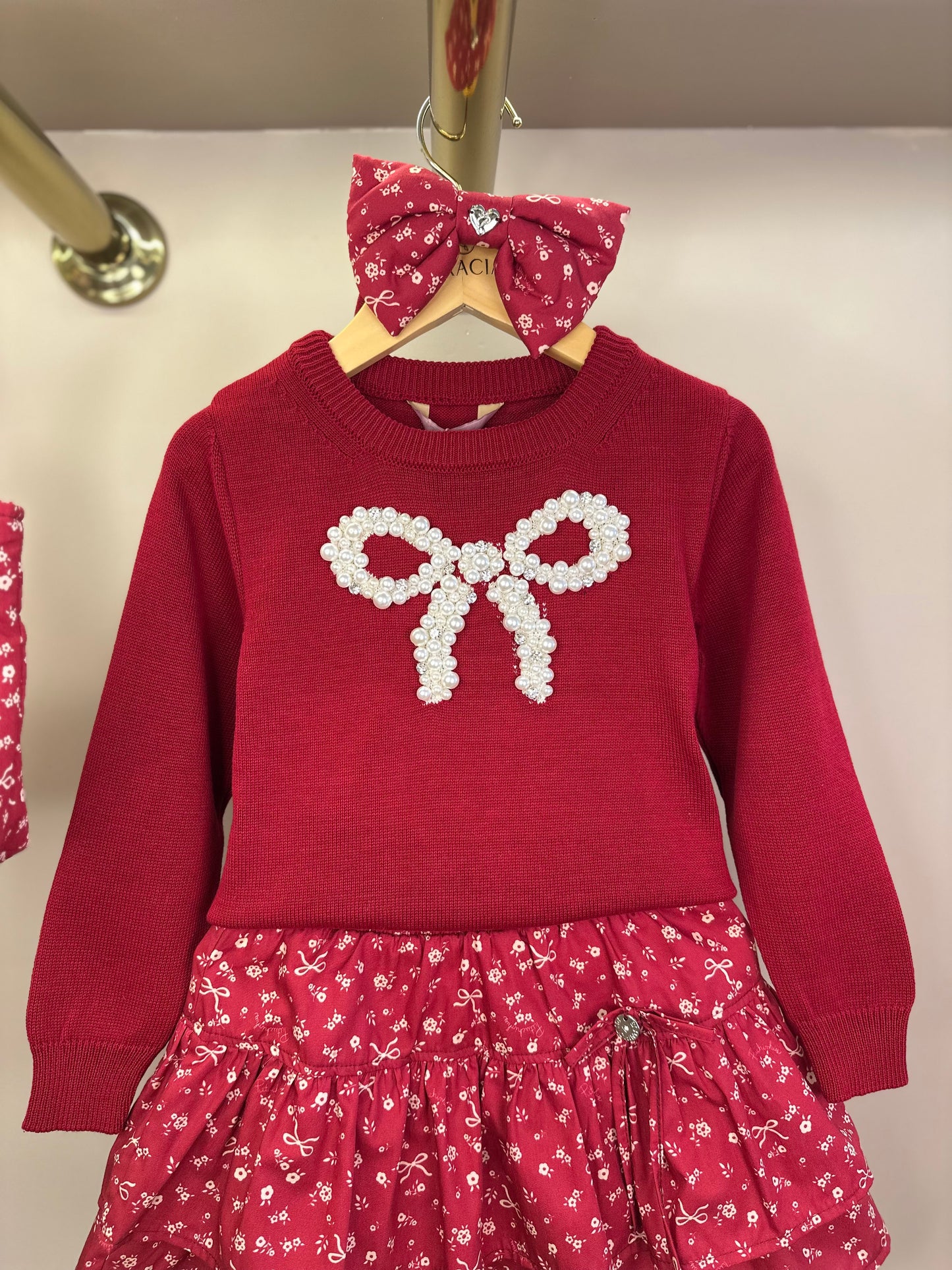 Conjunto Infantil Blusa Tricot Laço Bordado Pérolas E Cristais Bala de Cereja e Saia-shorts Mini Flores Babados e Laços