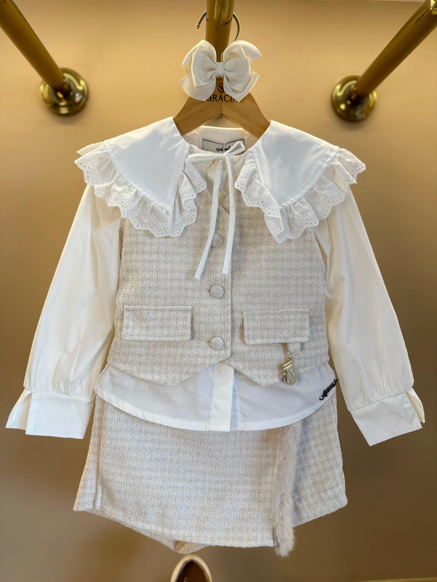 Conjunto Infantil Camisa Gola com Babado, Colete e Shorts Tweed Off White - Animê