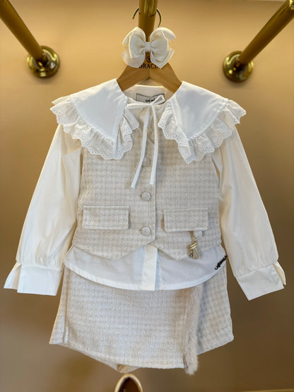 Conjunto Infantil Camisa Gola com Babado, Colete e Shorts Tweed Off White - Animê