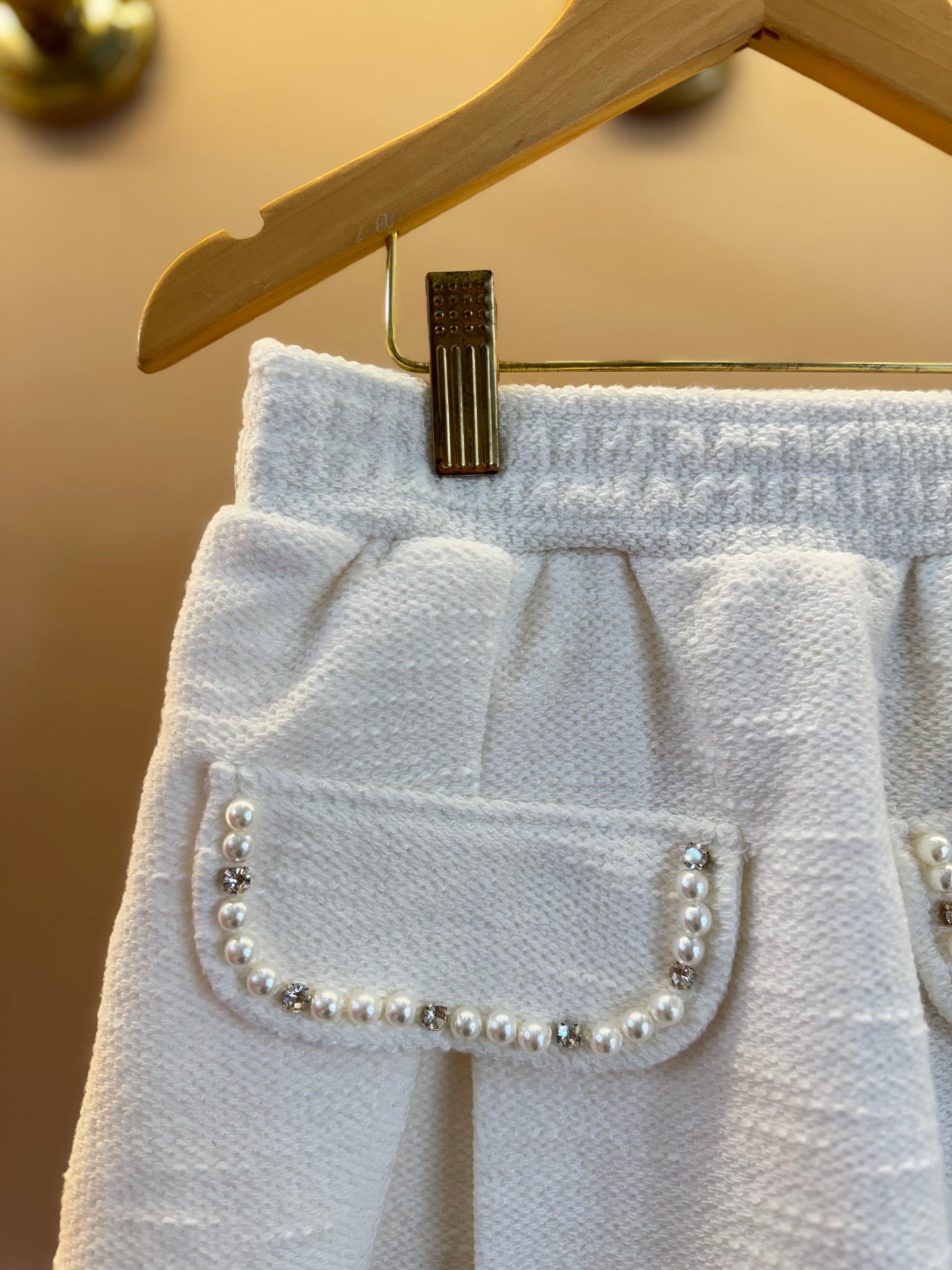 Saia-shorts Infantil Bouclé Pregas Lapelas Bordadas Pérolas e Cristais Off White - Pituchinhus