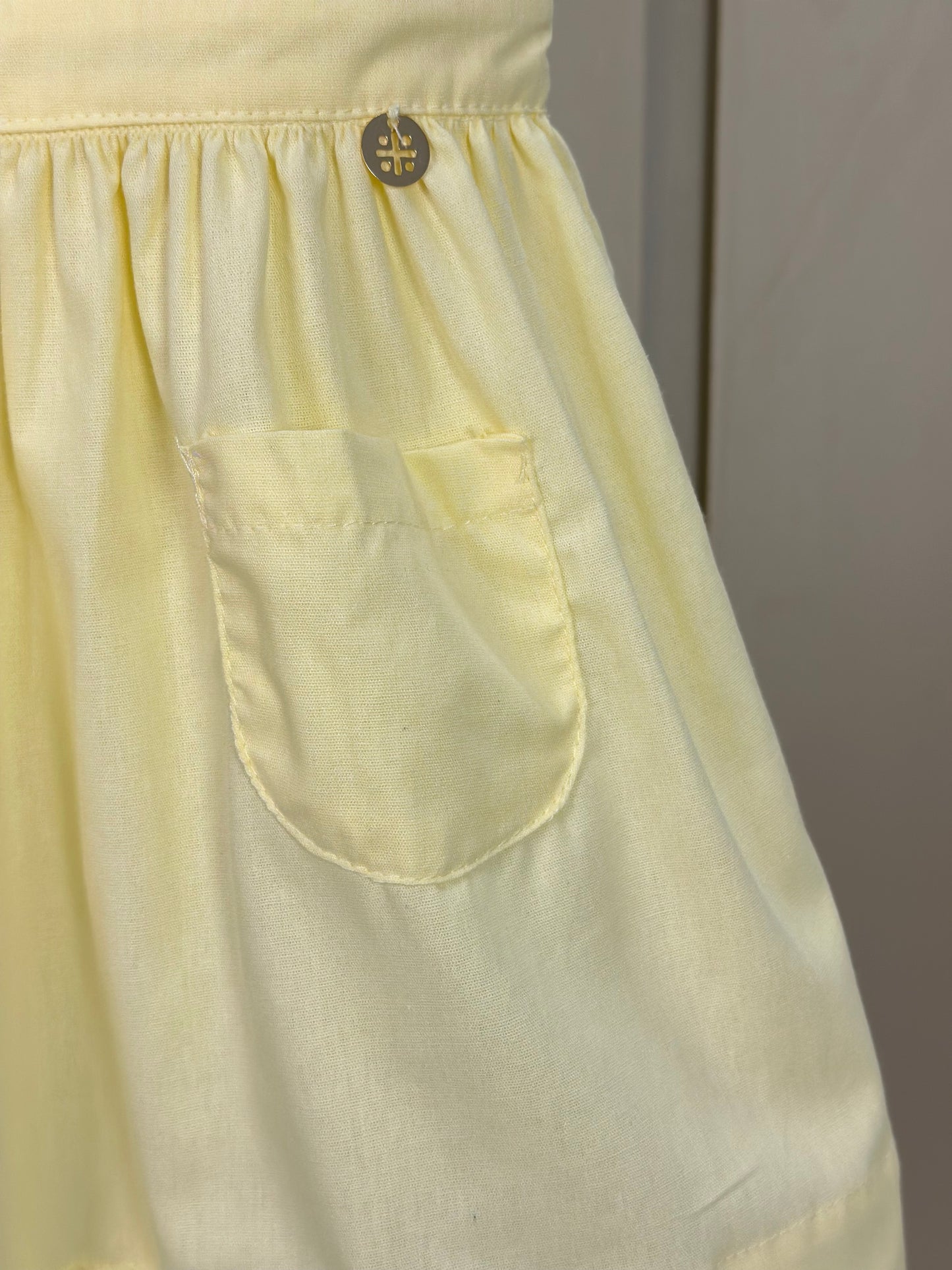 Vestido Bebê Algodão Rodado Bolsos e Bordado Floral Amarelo Claro - Um Mais Um