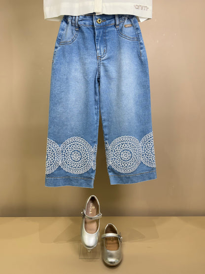 Conjunto Infantil Camisa Off White Gola Rendinha e Calça Jeans Bordado - Animê