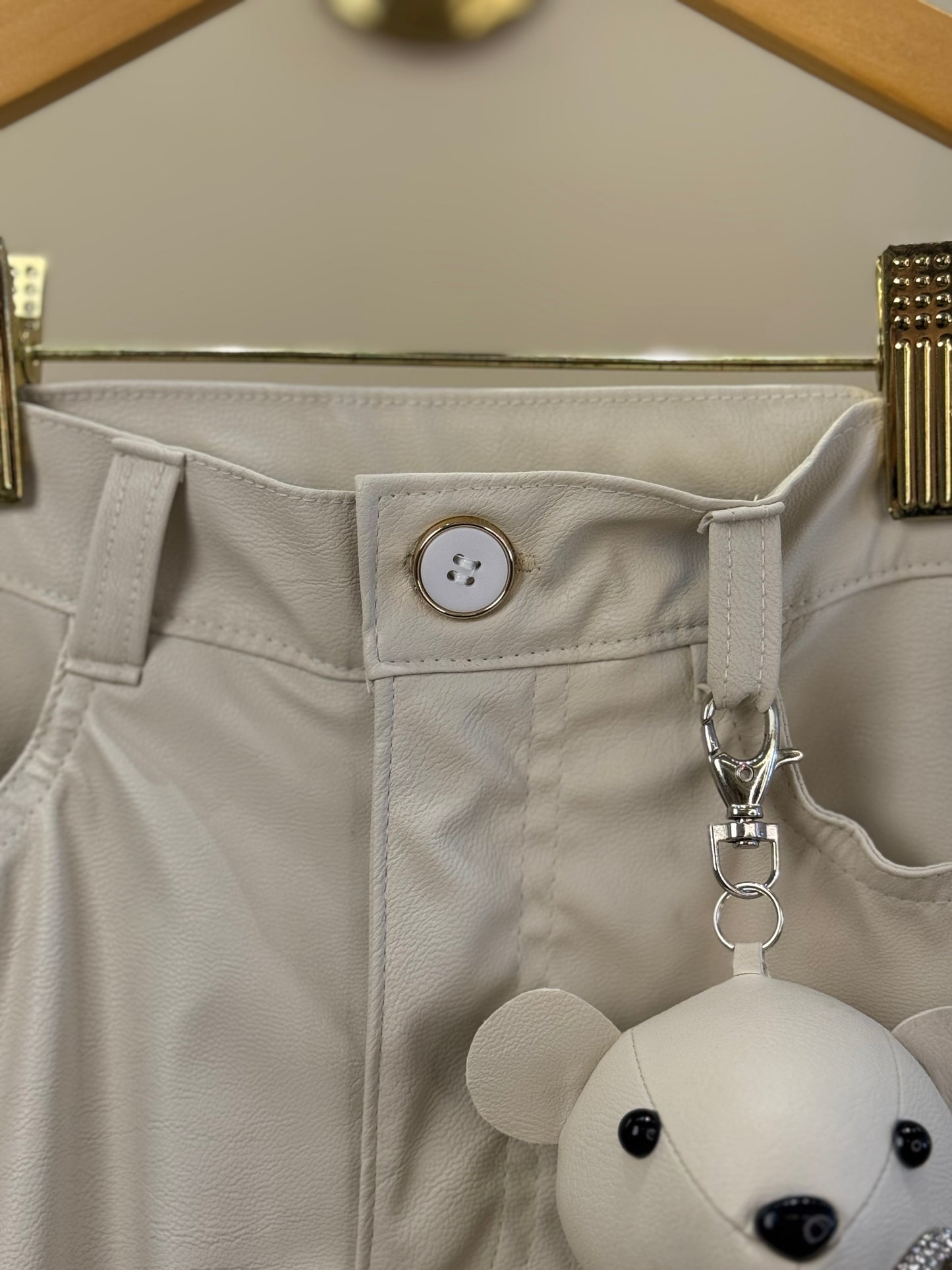 Calça Wide Leg Couro Fake Pingente de Urso  Bege - Luluzinha