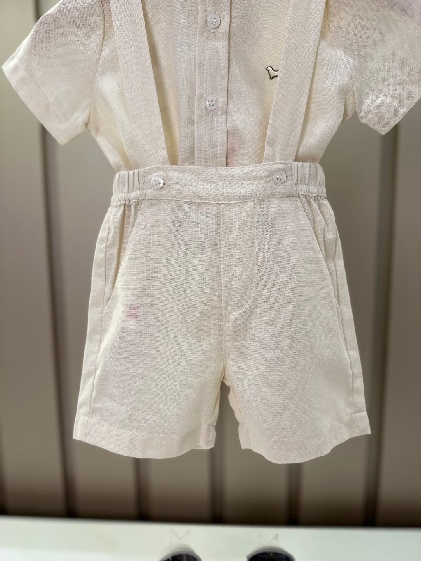 Conjunto Bebê Body, Bermuda e Suspensório Cambraia Linho de Algodão Off White - Um Mais Um