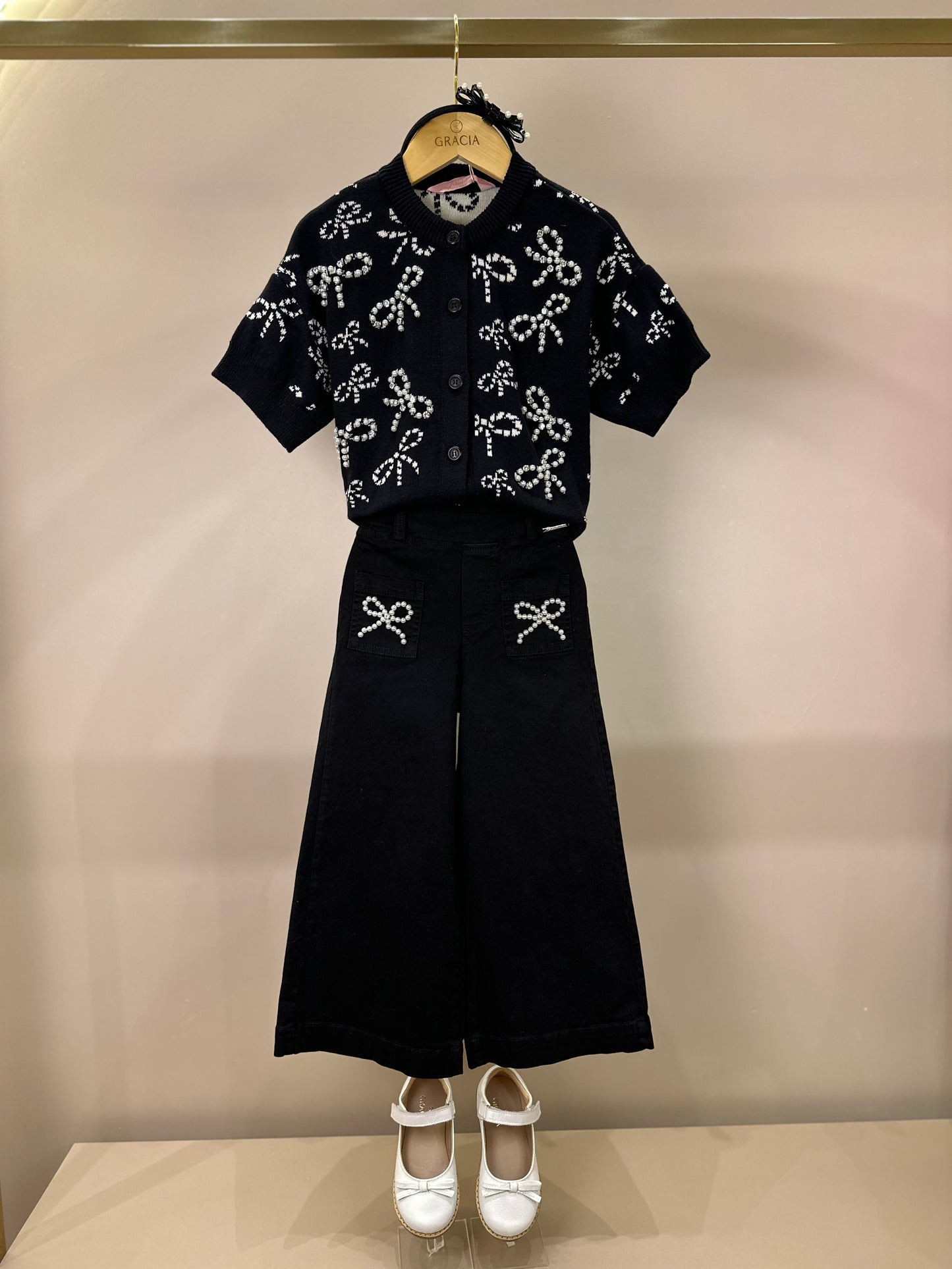 Conjunto Infantil Casaco Tricot Lacinhos Bordados Pérolas e Cristais e Calça Sarja Reta Laços Bordados Bolsos Preta - Pi