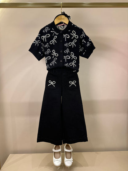 Conjunto Infantil Casaco Tricot Lacinhos Bordados Pérolas e Cristais e Calça Sarja Reta Laços Bordados Bolsos Preta - Pi