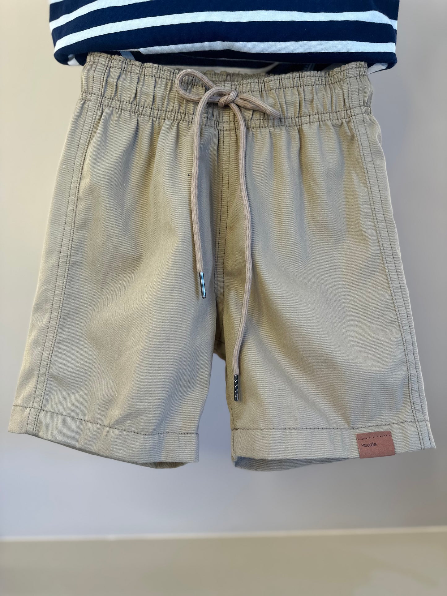 Conjunto T-Shirt Listrada e Bermuda Bege - Youccie