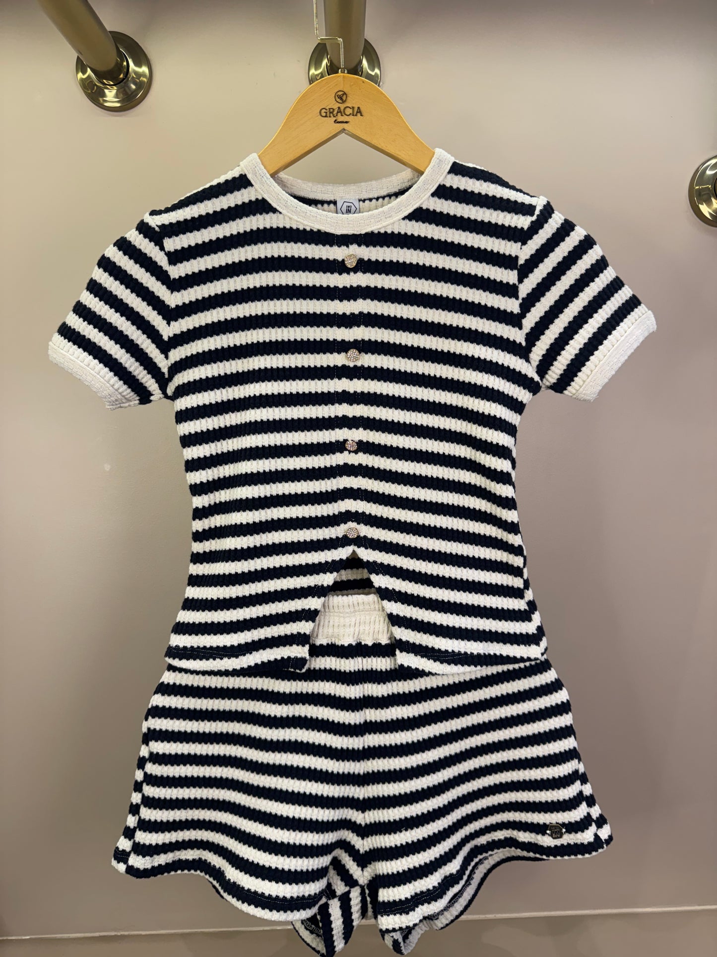 Conjunto Teen Blusa Malha Tricot Listrada com Botões e Shorts Listrado Preto - Two In