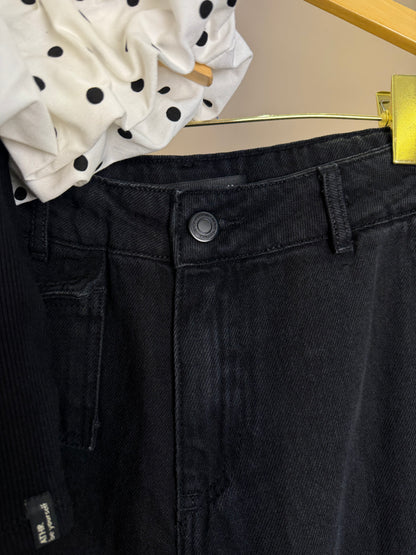 Conjunto Teen Blusa Cropped Ombro a Ombro com Babado Poá e Calça Jeans Cargo Preta – Authoria