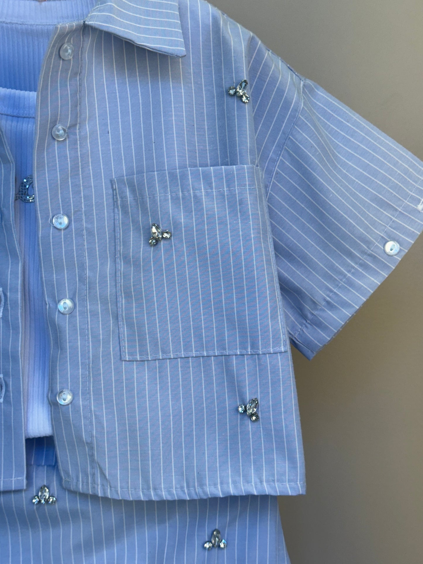 Conjunto Infantil  Saia Com Detalhes  Camisa Listrada Blusa Branca - Gabriela Aquarela