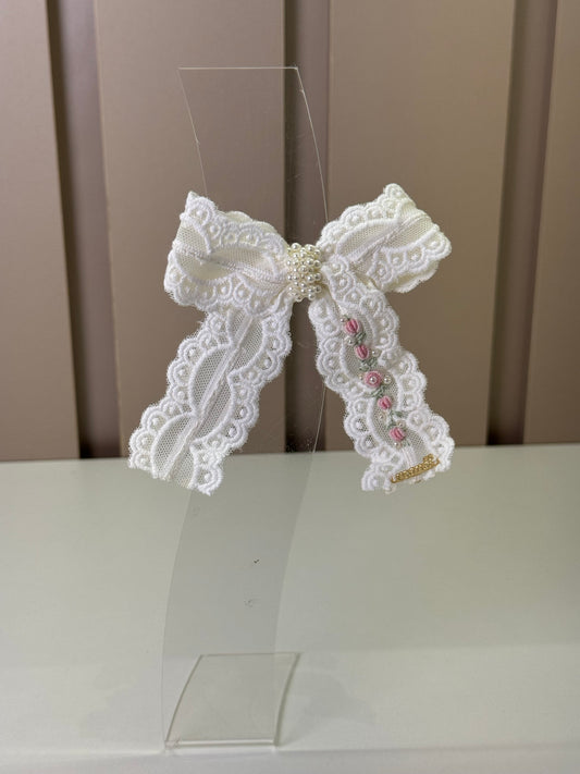 Laço Infantil Renda Flores Bordadas Miolo Pérolas - Roana