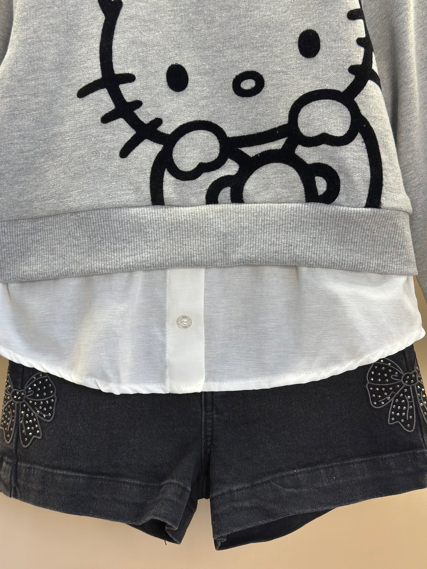 Conjunto Infantil Casaco Moletom Hello Kitty Mescla e Shorts Jeans  Black Laço Strass - Momi