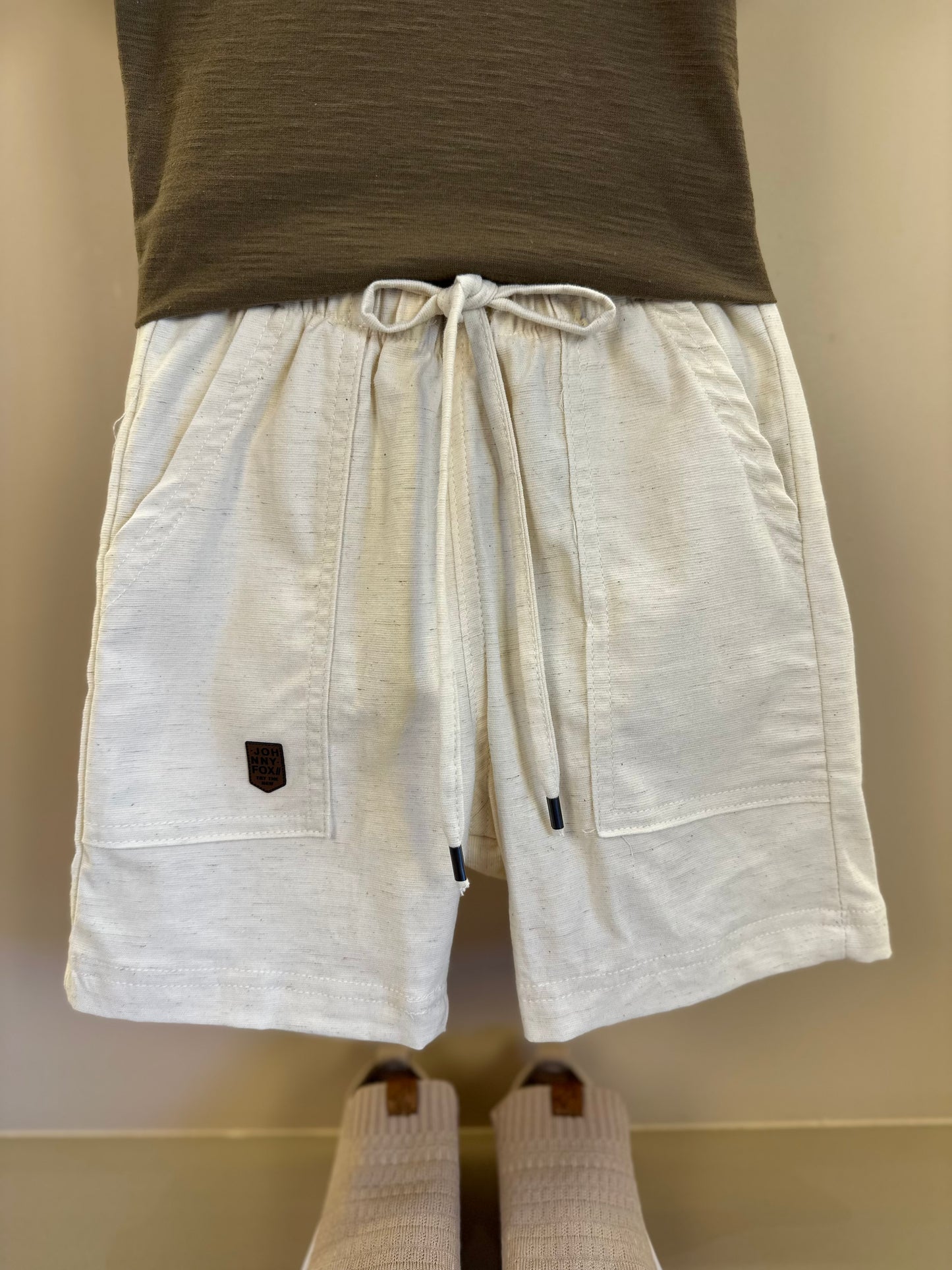 Conjunto Infantil Camiseta Marrom e Bermuda Sarja Off White - Little Johnny