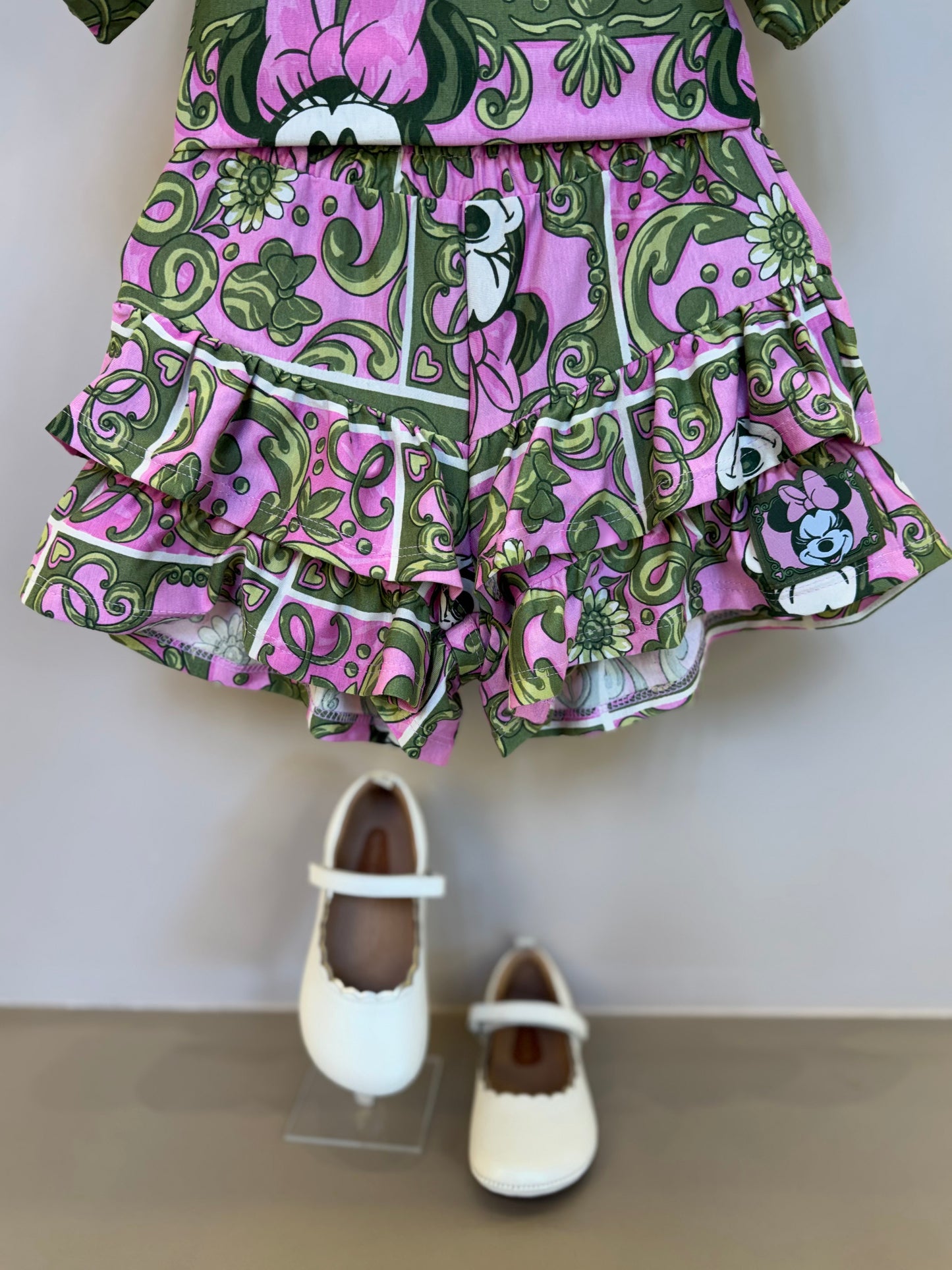 Conjunto Infantil Blusa e Shorts Maxi Minnie Barrado Rosa e Verde Forest - Animê PRÉ-VENDA