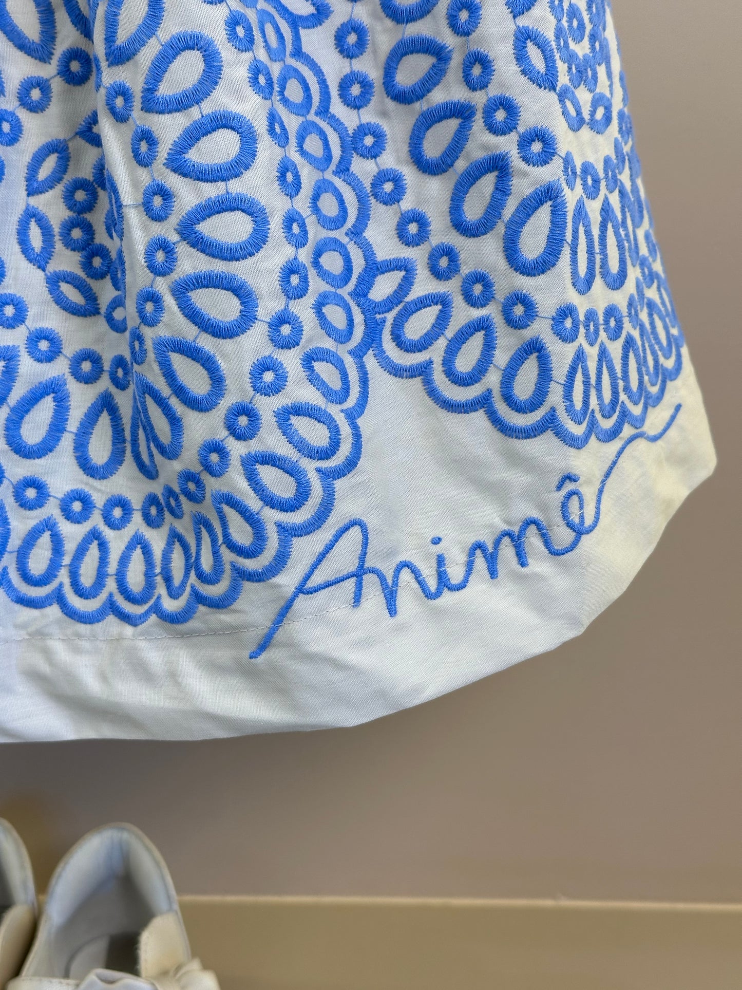 Conjunto Infantil Off White Bata Mangas Bufantes e Saia Detalhes Azul - Animê