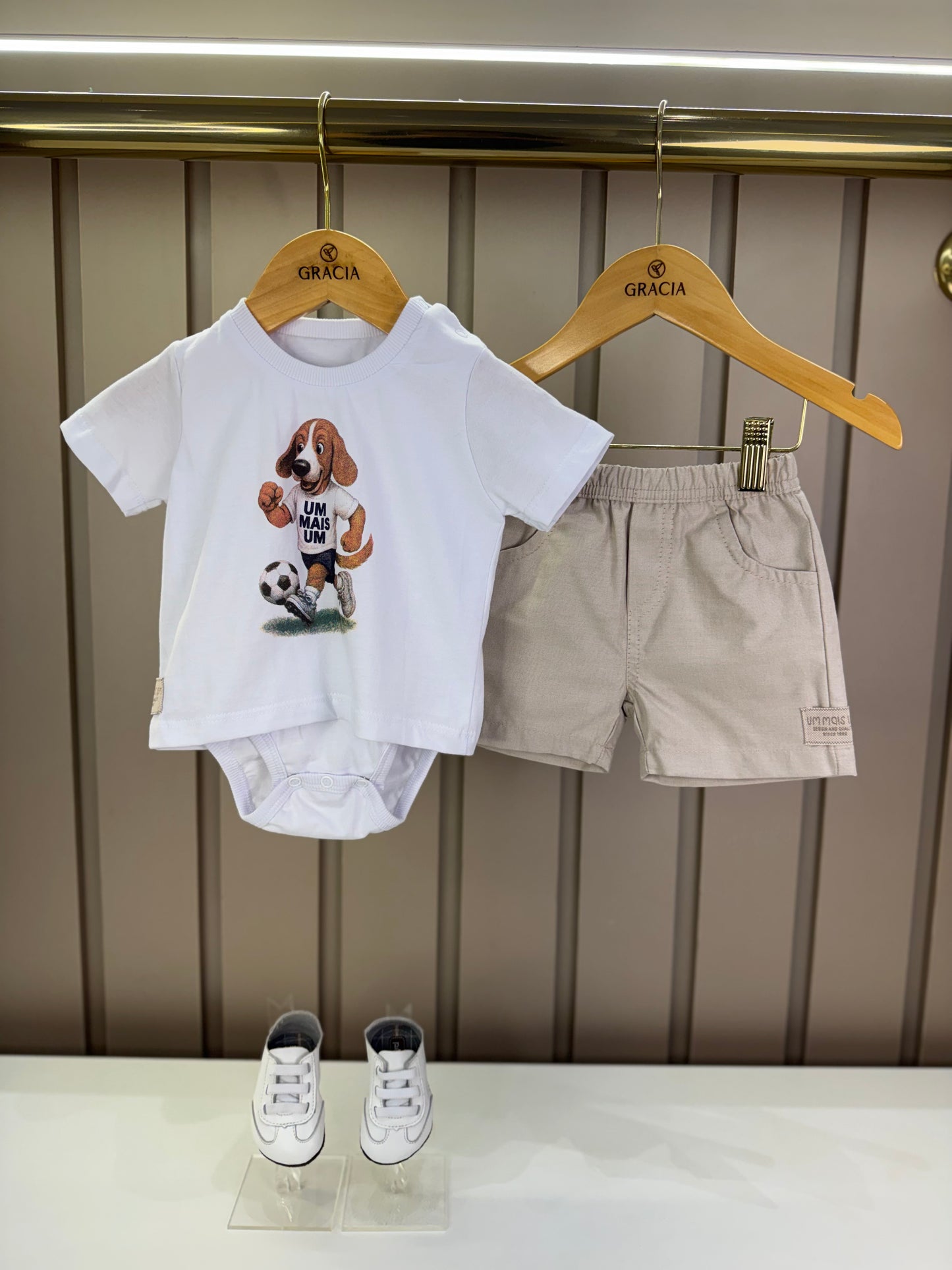 Conjunto Bebê Camiseta-Body Cachorrinho Futebol e Bermuda Bege - Um Mais Um