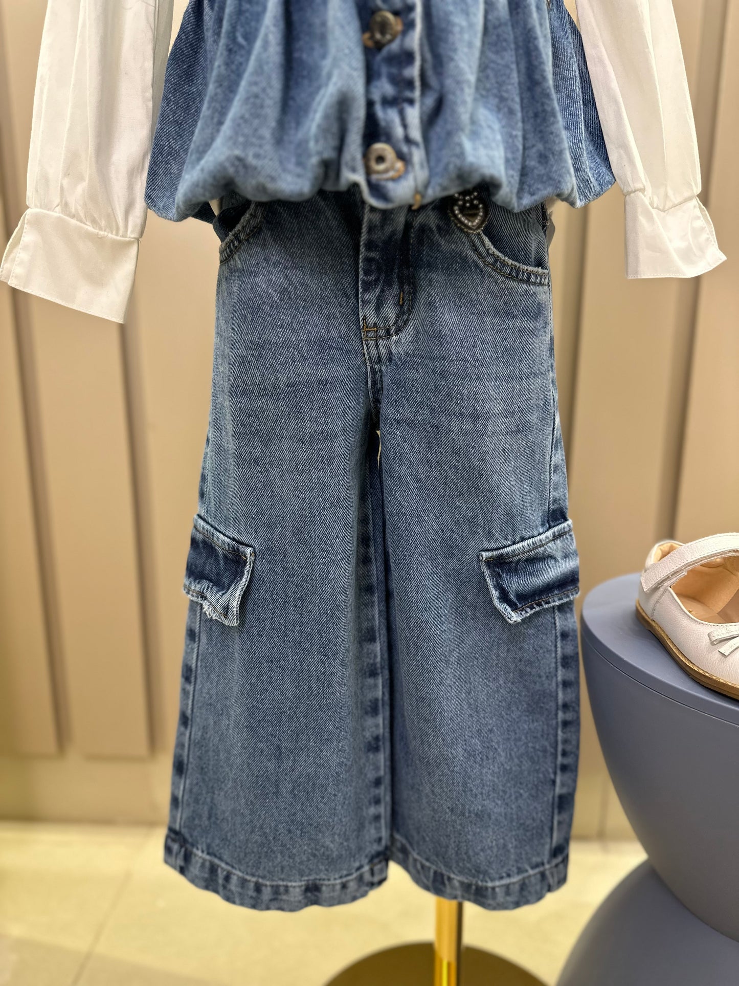 Conjunto Infantil Trio Colete Balonê Mini-Joia, Camisa Gola Babados Rendas e Calça Jeans Bolsos Laterais Mini-Joia - Animê