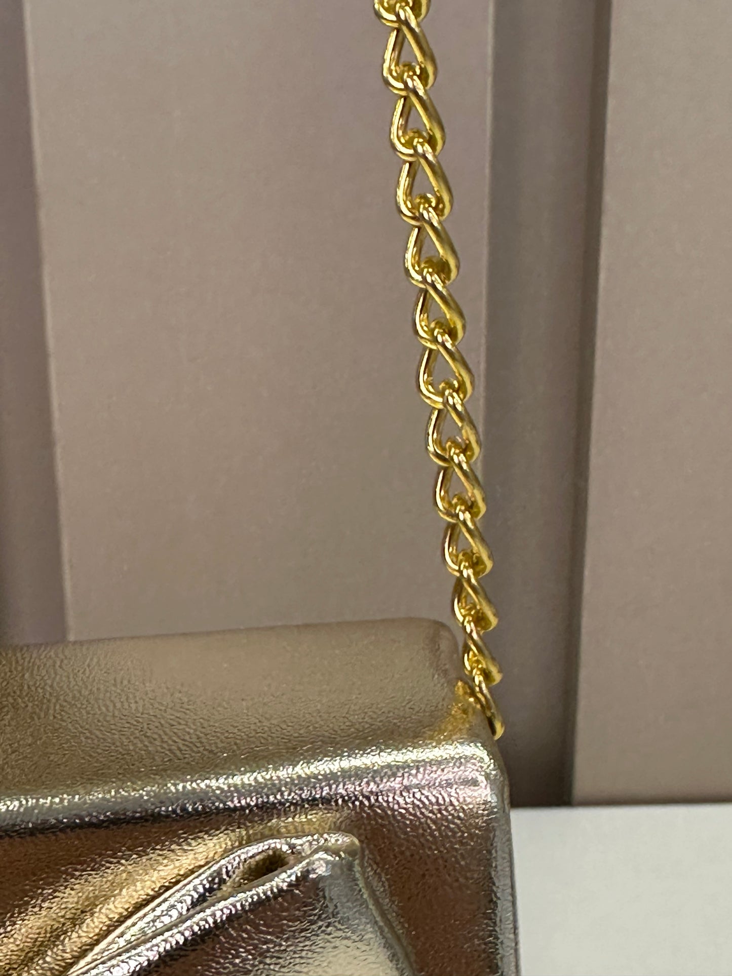 Bolsa Infantil  Laço e Alça Corrente Dourado - Gabriela Aquarela