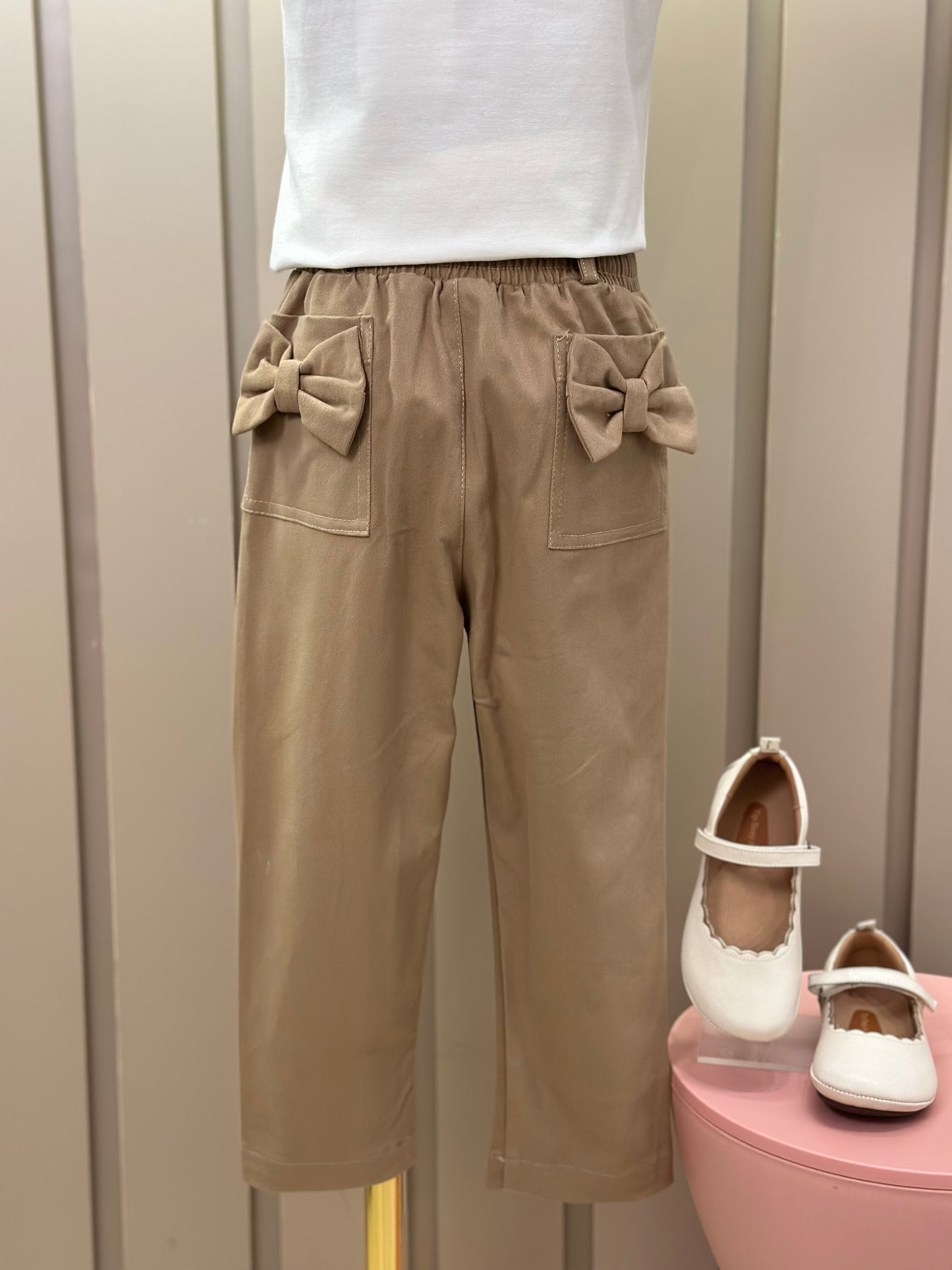 Conjunto Infantil Blusa Algodão Cotton Ursinha Colar Bordado e Calça Sarja Bolsos Laço Bege Escuro - Pituchinhus