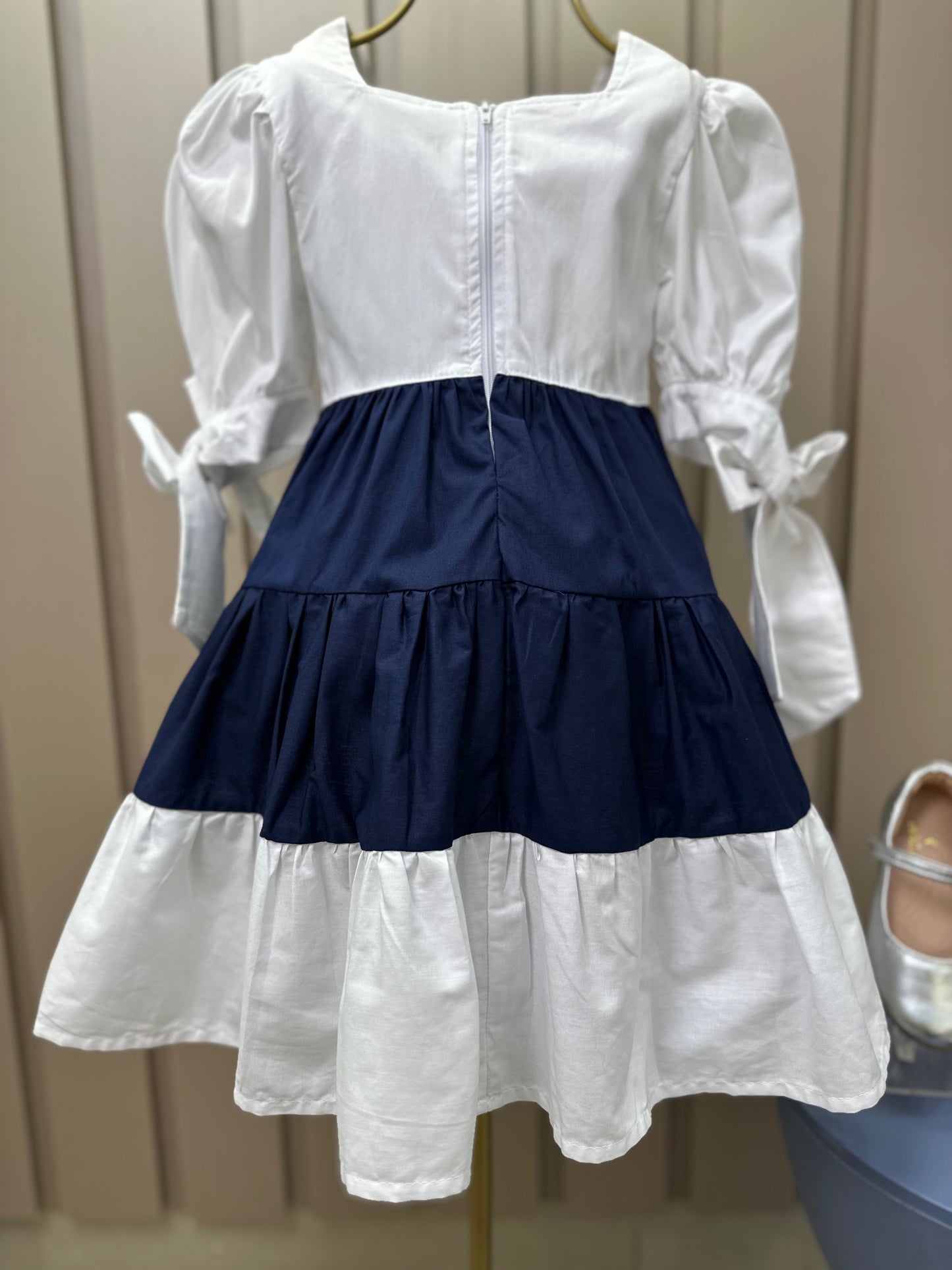 Vestido Infantil Algodão Manga Bufante e Amarração Bordados Manuais Branco/Azul - Luluzinha