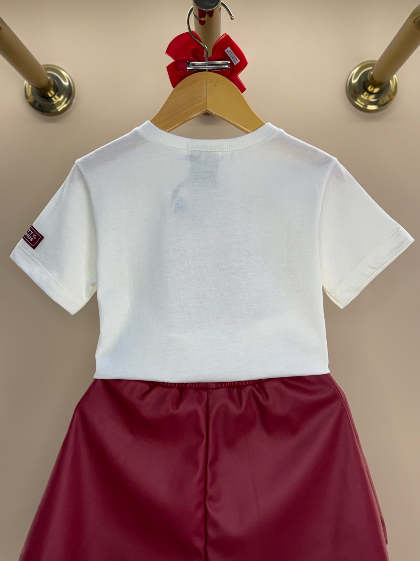 Conjunto Infantil Blusa Hello Kitty Strass e Saia Infantil Couro Tech Recortes Cramberry - Momi