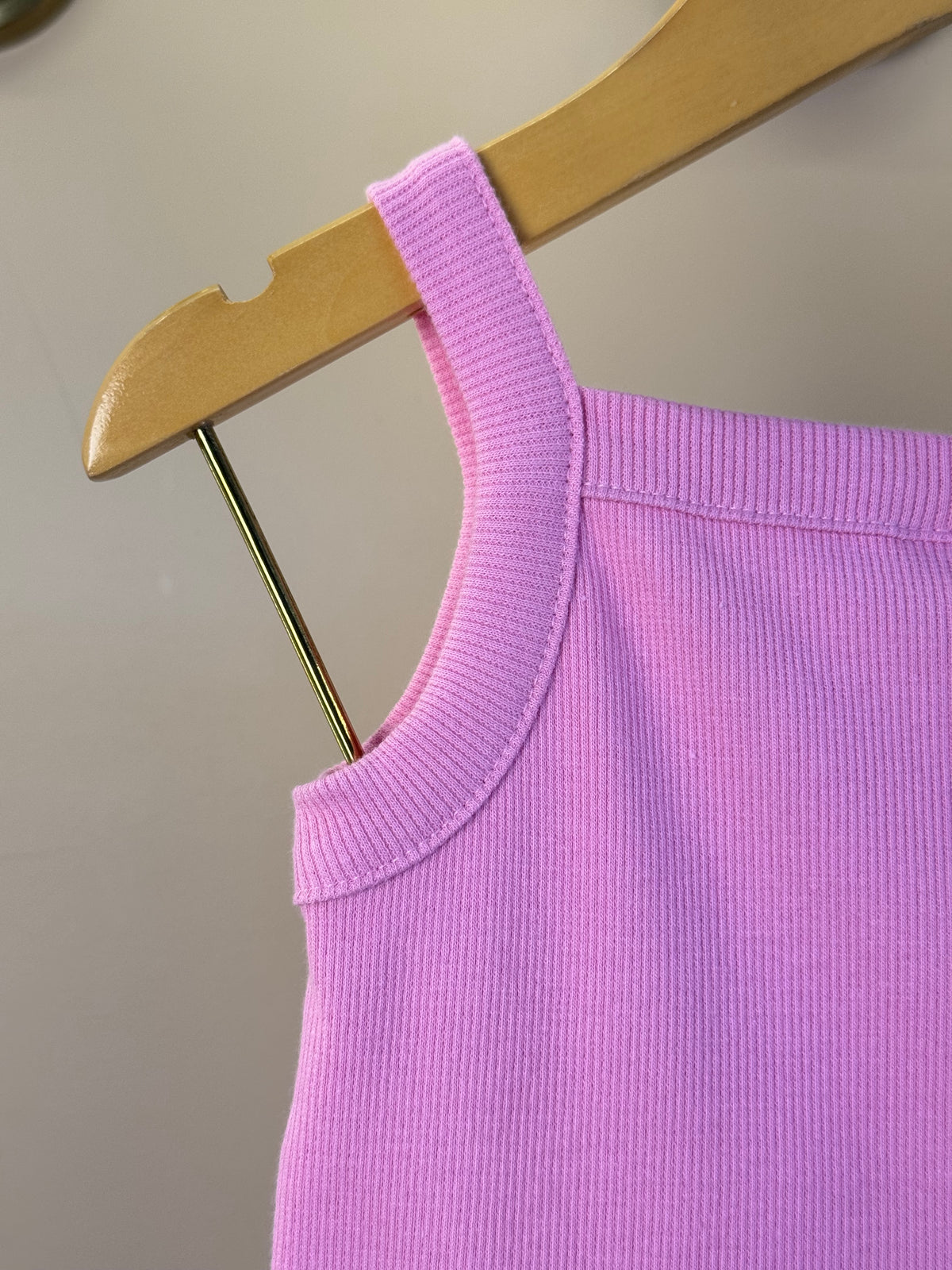 Conjunto Infantil Regata Rosa Com Cerejas e Saia Jeans Pregas Com Pingente - Momi