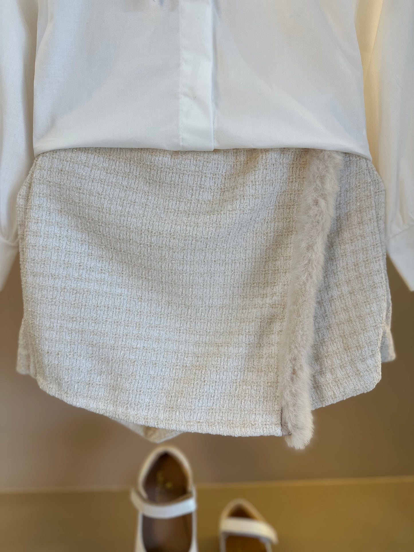 Conjunto Infantil Camisa Gola com Babado, Colete e Shorts Tweed Off White - Animê