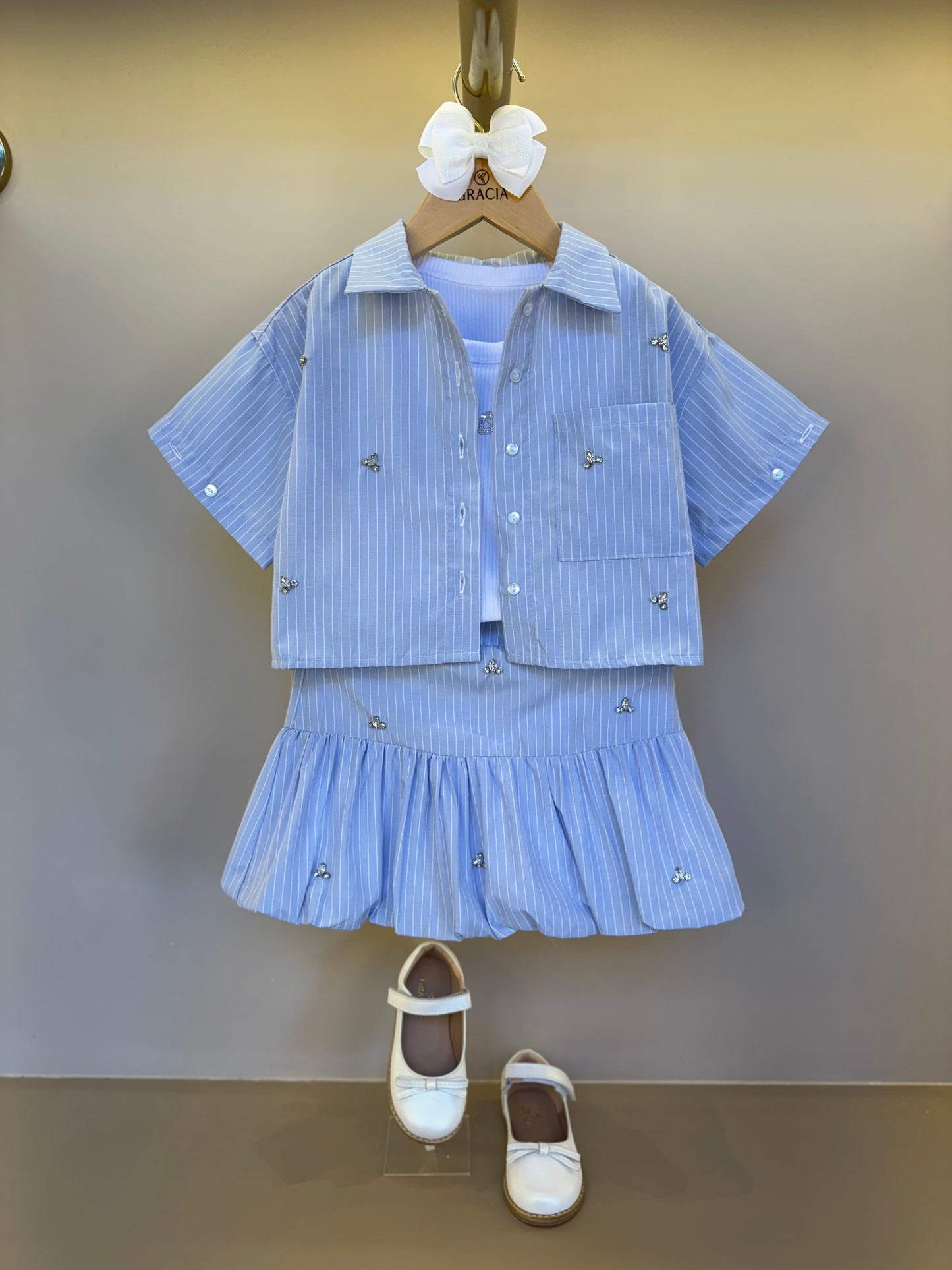 Conjunto Infantil  Saia Com Detalhes  Camisa Listrada Blusa Branca - Gabriela Aquarela