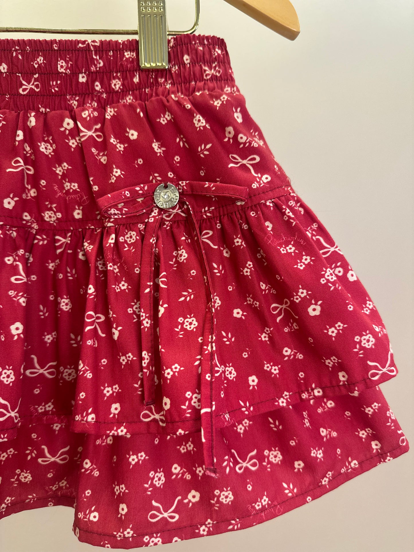 Conjunto Infantil Blusa Tricot Laço Bordado Pérolas E Cristais Bala de Cereja e Saia-shorts Mini Flores Babados e Laços