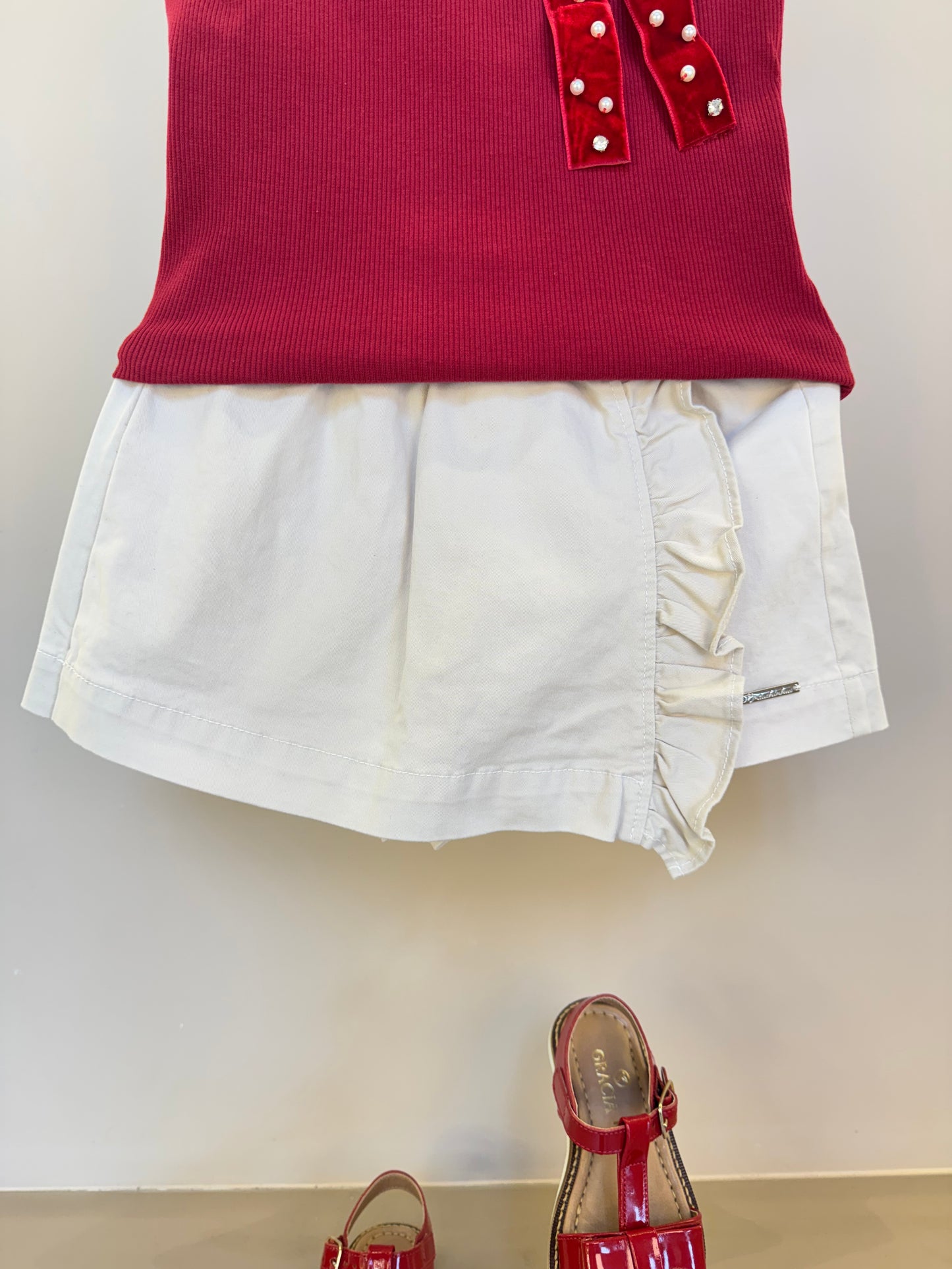 Conjunto Infantil Blusa Maxi Laço Veludo Bordados Bala de Cereja e Shorts-saia Sarja Babadinho Bege - Pituchinhus