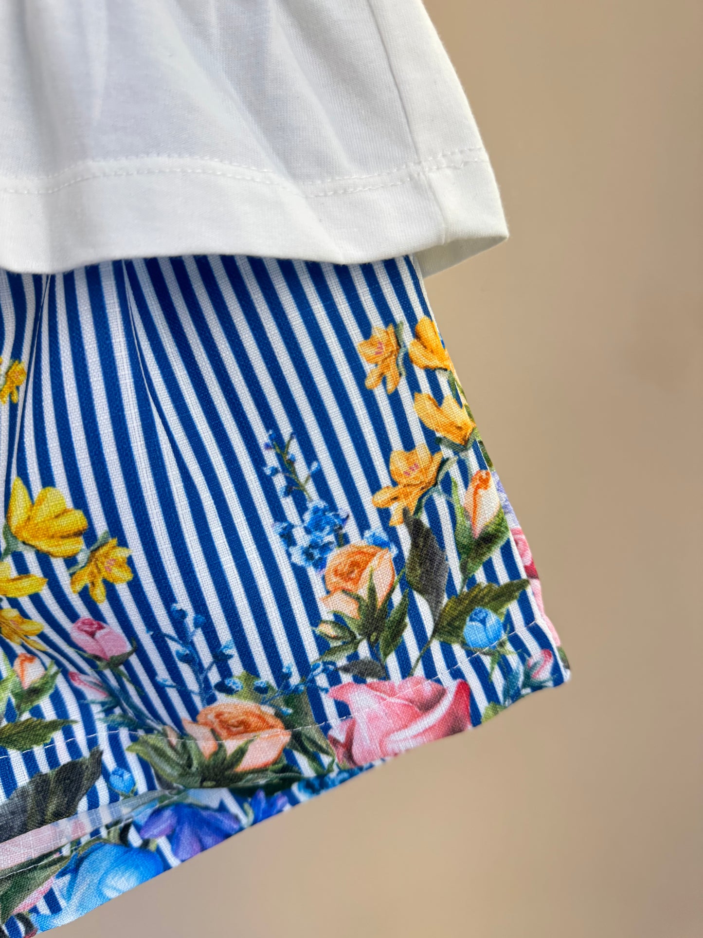 Conjunto Infantil Blusa Off White Flores Bordadas e Short Listrado Flores - Luluzinha