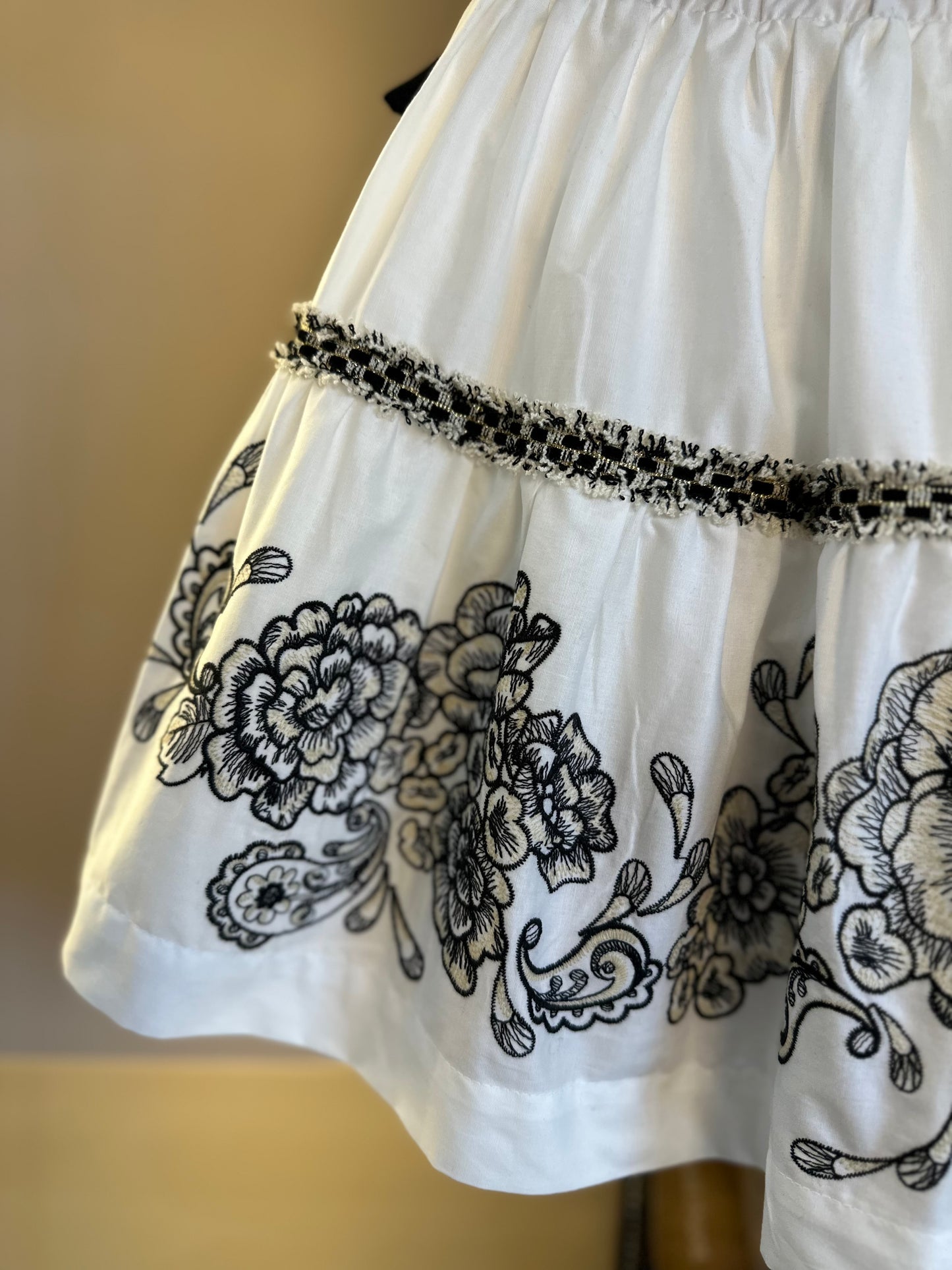 Conjunto Infantil Blusa Preta Detalhes Mangas e Saia Branca Flores - Animê