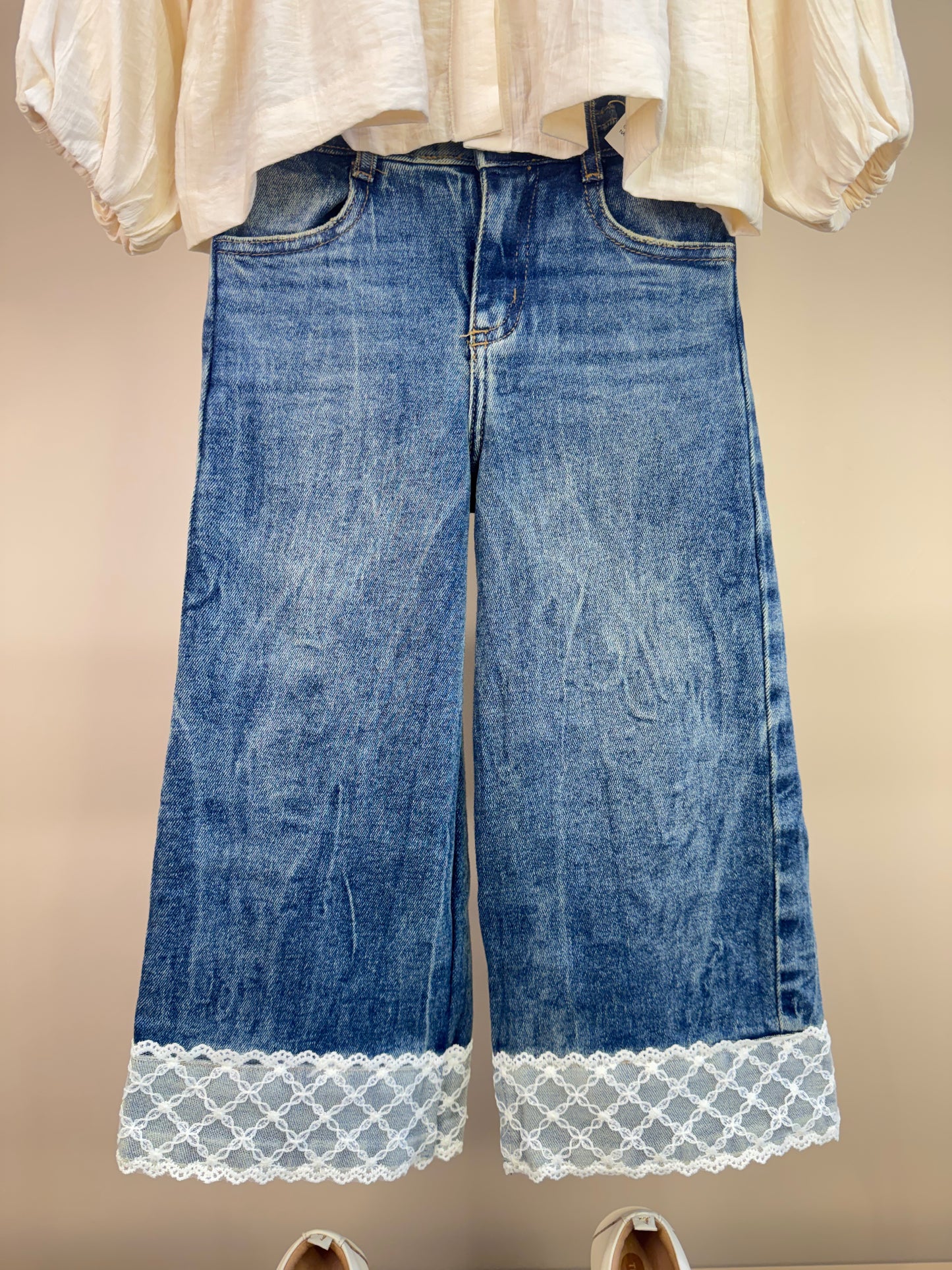 Conjunto Infantil Camisa Renda Bege e Calça Jeans Barra