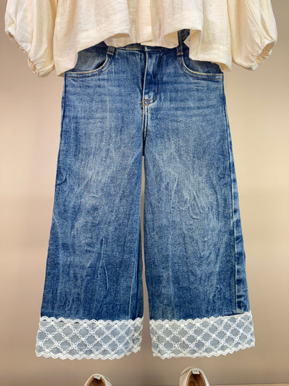 Conjunto Infantil Camisa Renda Bege e Calça Jeans Barra