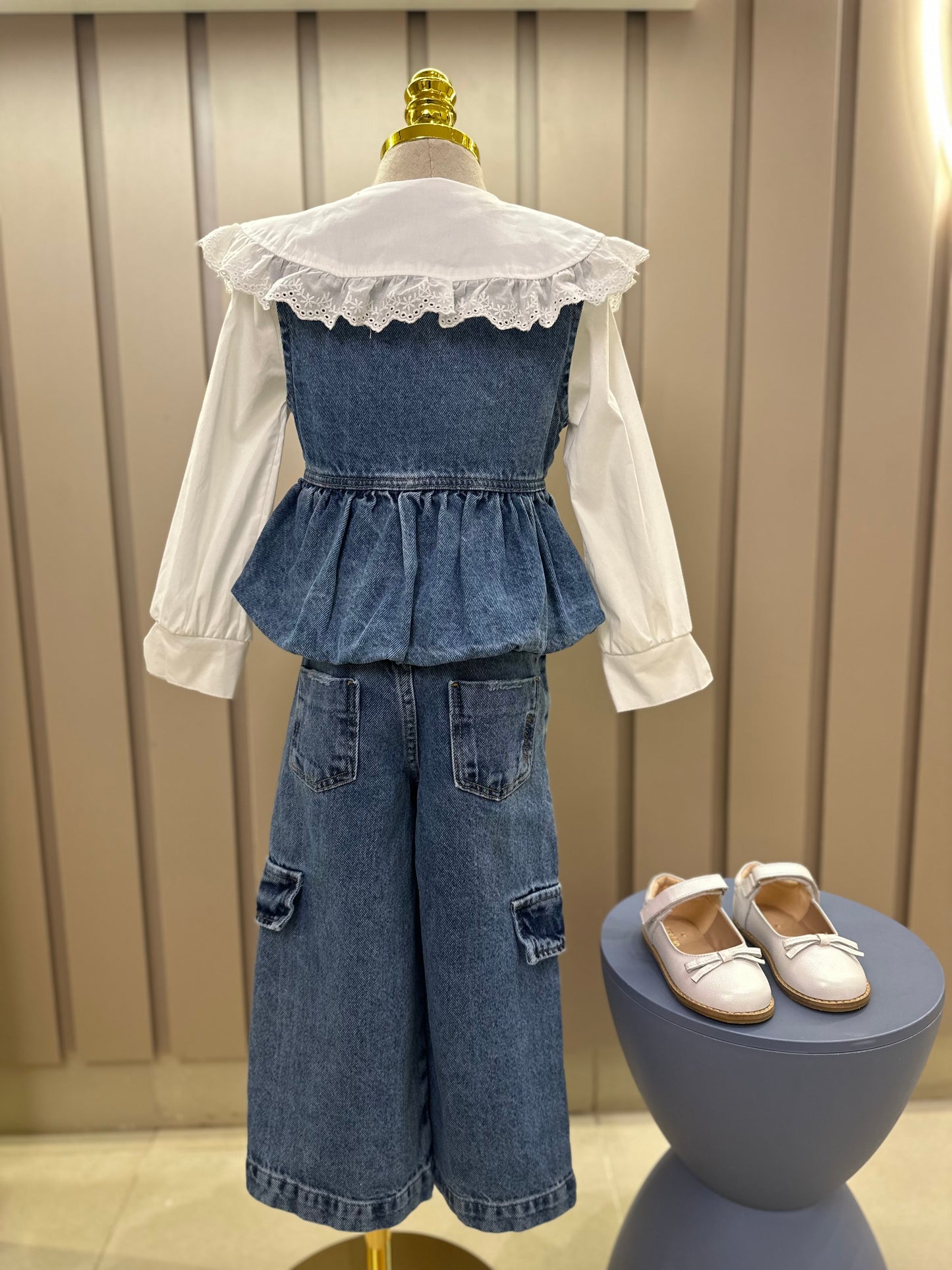 Conjunto Infantil Trio Colete Balonê Mini-Joia, Camisa Gola Babados Rendas e Calça Jeans Bolsos Laterais Mini-Joia - Animê