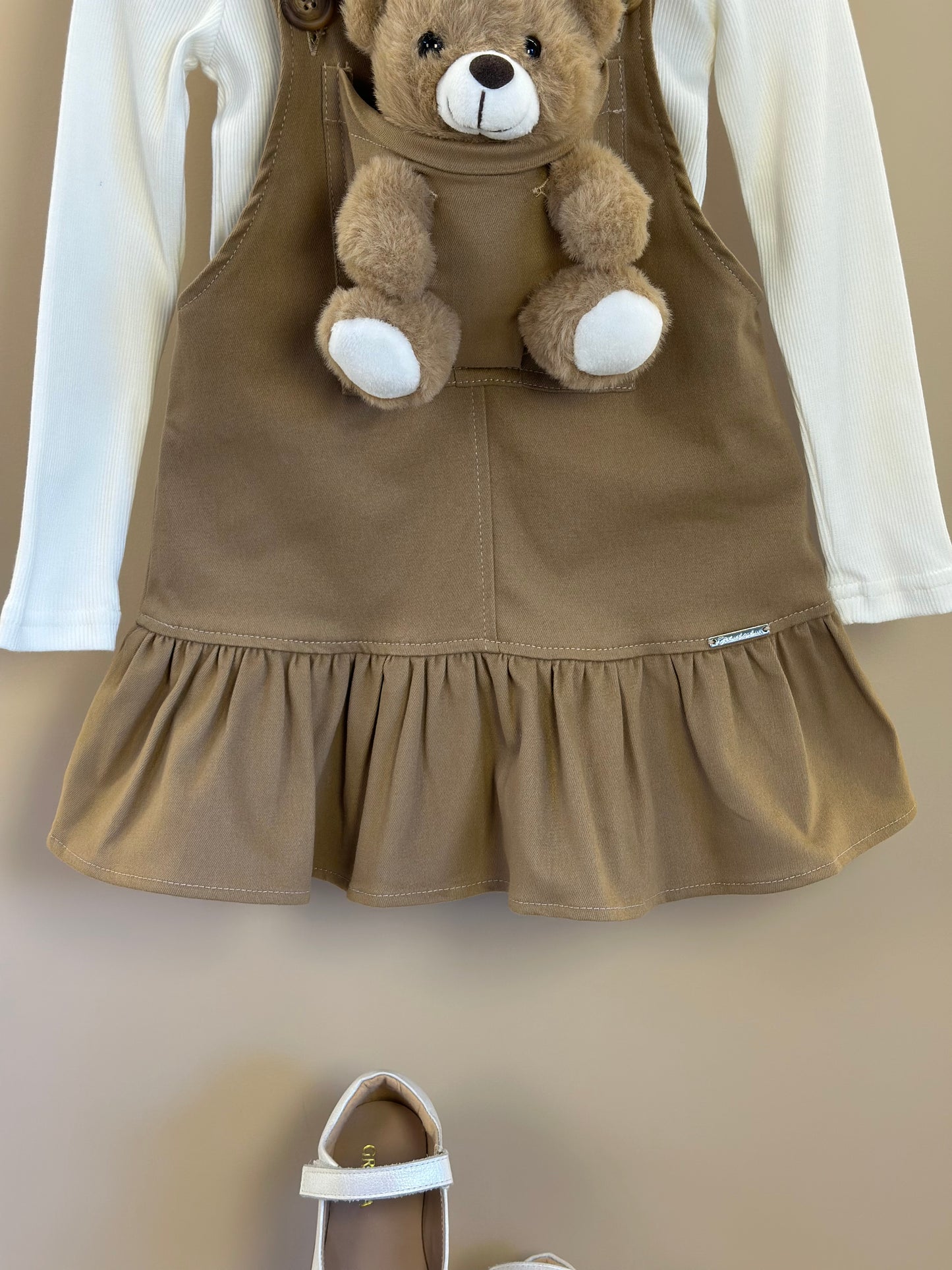 Jardineira Infantil  Sarja Ursinha Pelúcia Bege Escuro com Blusa ML Bordados Pérolas e Cristais  - Pituchinhus