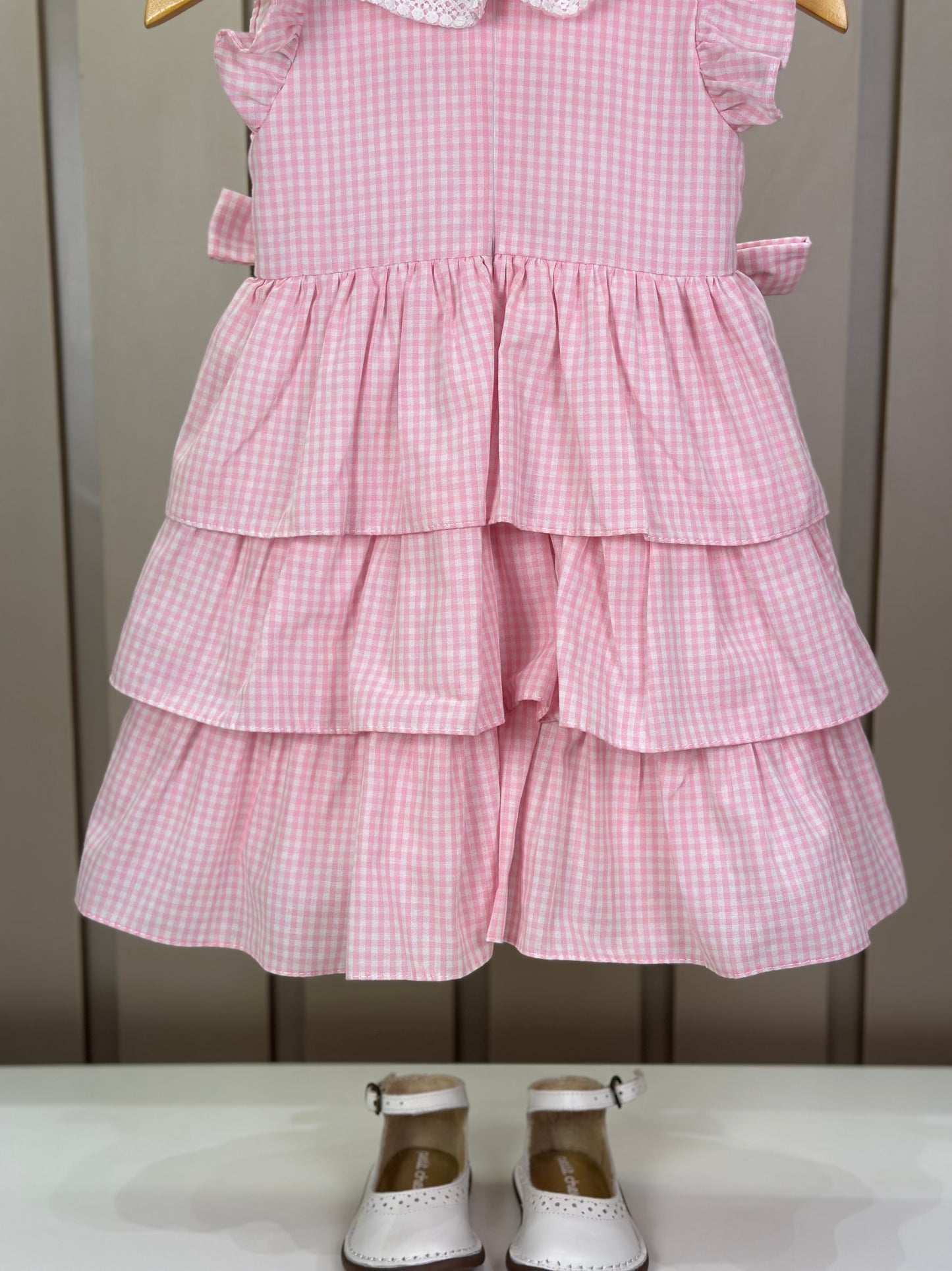 Vestido Infantil Clássico Golinha Renda Bordada Babados e Lacinhos Laterais Rosa - Roana